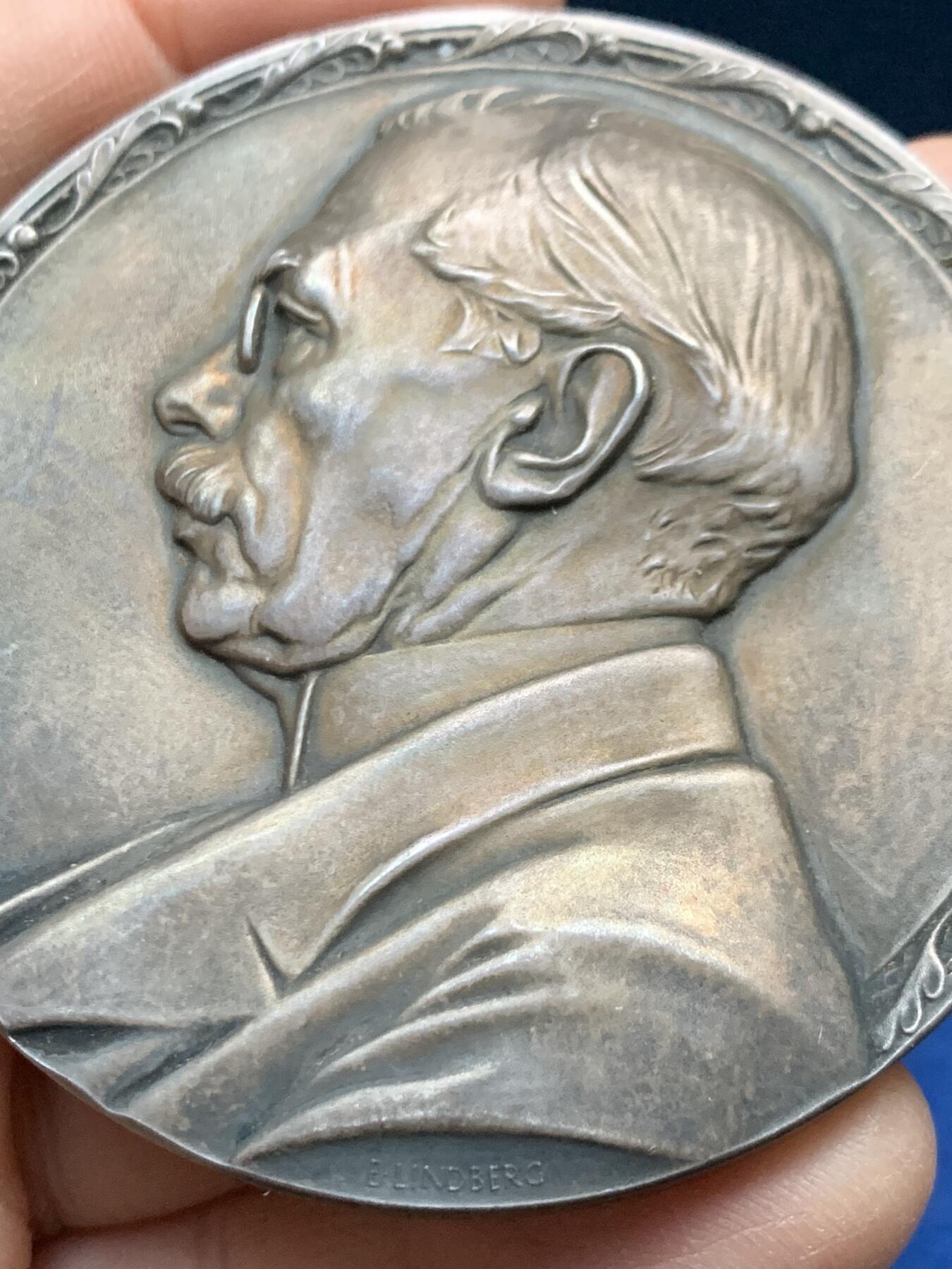 《竞宝斋》第458场 周日，周一，周二   3场连拍 （全场包邮）欢迎送拍 瑞典约翰·埃里克·林德伯格银章，他最著名的作品是设计诺贝尔奖章，106.8，62.4mm，边铭：silver+1928，状态极好