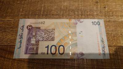 【新年七拍】世界钱币～微拍第228期暨2026年第7期  中小单价原刀卖剩号码精选部分 - 2001年马来西亚100林吉特 全新绝品无47尾号582