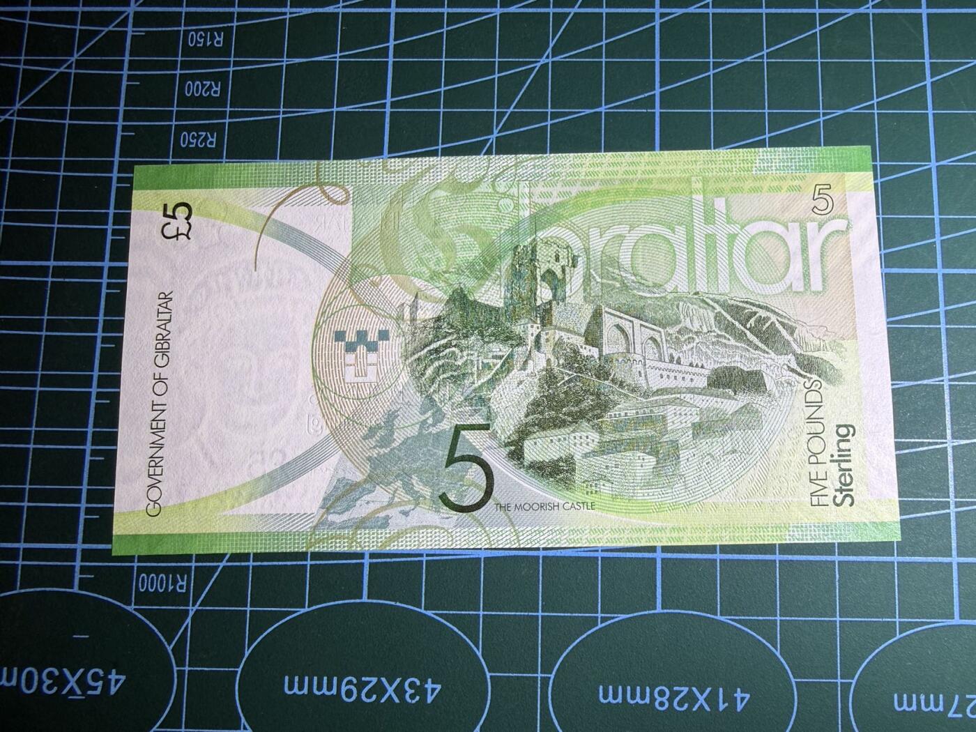 【炜奕收藏】，第五十七期，英联邦女王专场 2011年直布罗陀5镑，UNC品相，AAA首发冠号码无4