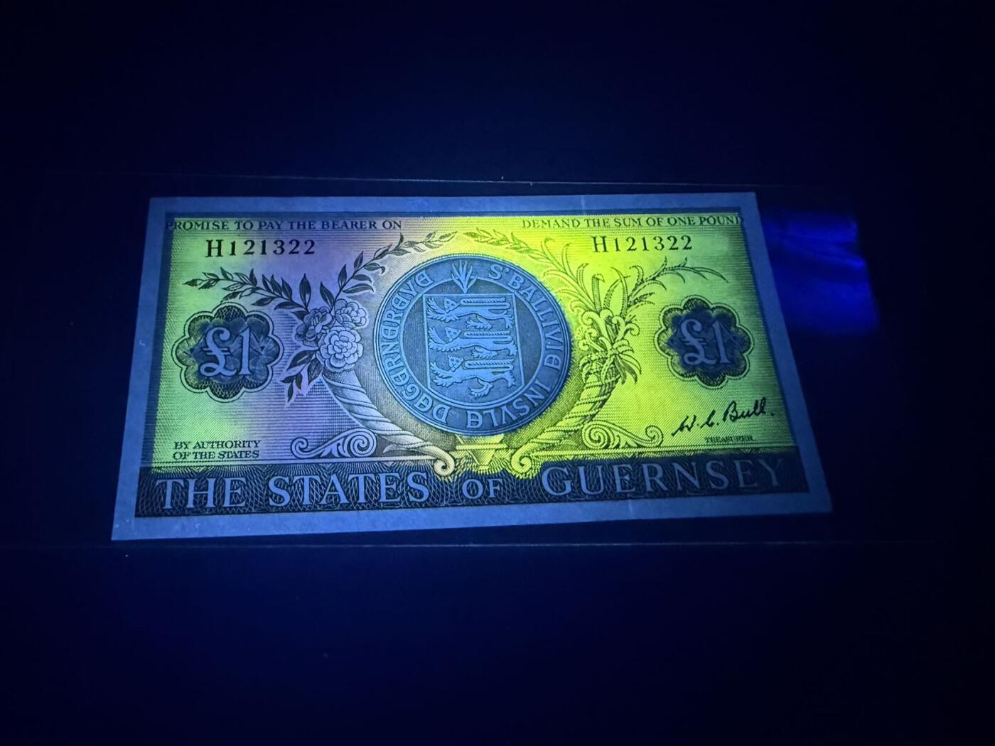 【炜奕收藏】，第五十七期，英联邦女王专场 1969年根西岛1镑，UNC-品相，轻微压痕，号码无47全小号，荧光漂亮