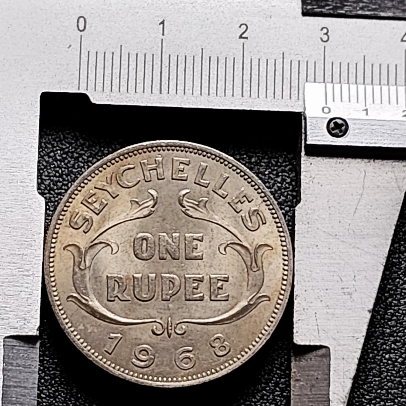 泉币菌-第168场- 精品福利场 带底光 少见 英属塞舌尔 1968年1卢比铜镍币 伊丽莎白二世女王 30×2.1MM 