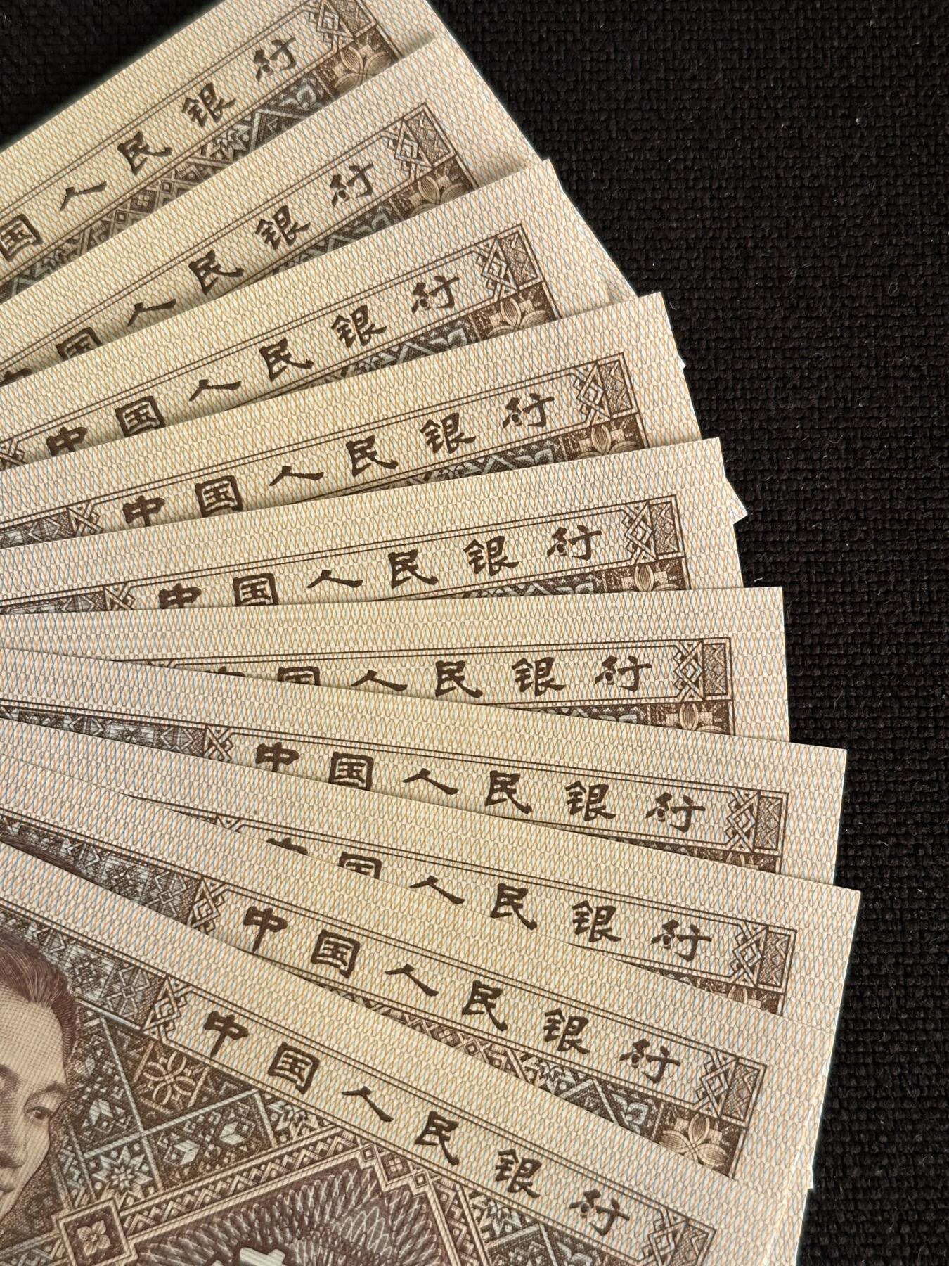 钱满塘收藏-精品钱币大杂烩 🔥【错版变体“行”标十】8001特强红牡丹错版变体“行”标十GY02940201-10，绝品无斑无油标准十连，每一张都是标准的错版点行，钱坤有标，同时还是老精稀冠GY，特强红牡丹， 特强正红背红荧光！