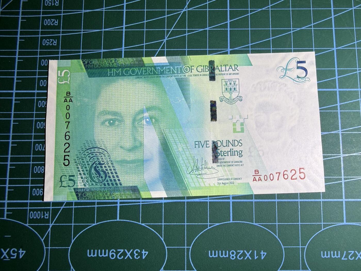 【炜奕收藏】，第五十七期，英联邦女王专场 2020年直布罗陀5镑，UNC品相，首发冠千位号无4