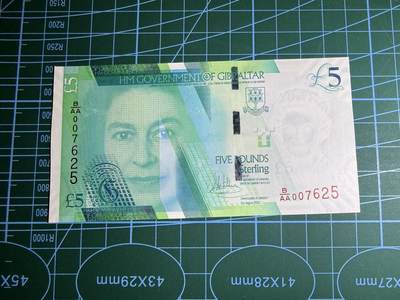 【炜奕收藏】，第五十七期，英联邦女王专场 - 2020年直布罗陀5镑，UNC品相，首发冠千位号无4