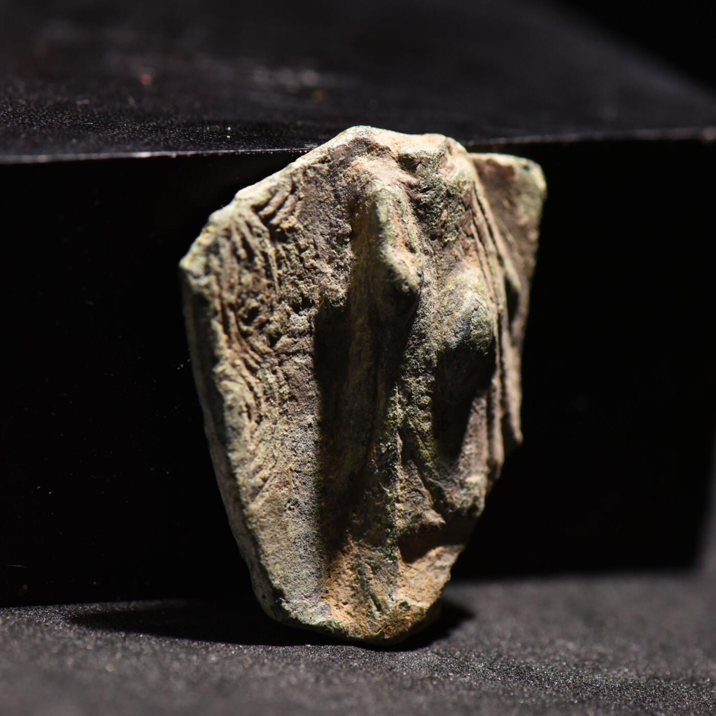 【良泉】【春节前最后一场】2月5日晚19.30点开拍！208组，本场结束后预存钱币的朋友请告知，将连同本场拍品一起邮寄，预祝诸位春节愉快！ 公元4-6世纪【板凳佛】残片，背面带铭文