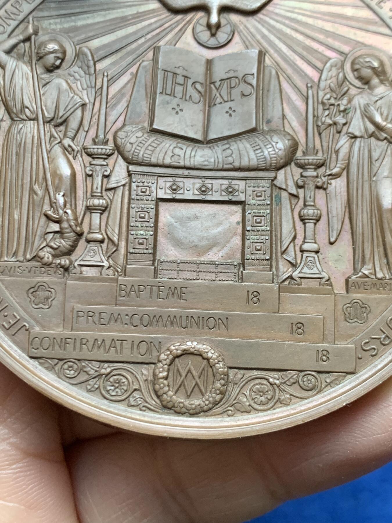 《竞宝斋》第458场 周日，周一，周二   3场连拍 （全场包邮）欢迎送拍 法国洗礼铜章，状态犀利，未颁发刻字，143.85g，68.6mm，蜜蜂边铭