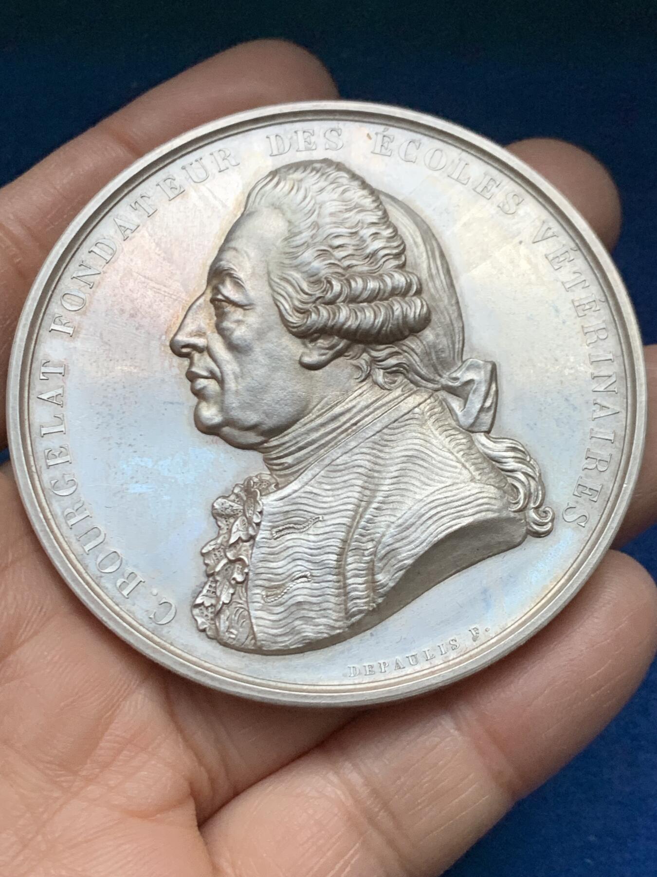 《竞宝斋》第458场 周日，周一，周二   3场连拍 （全场包邮）欢迎送拍 法国阿尔福特兽医学院银章，创始人克劳德·布尔热拉头像，高浮雕，114.55g，63.1mm，蜜蜂边铭