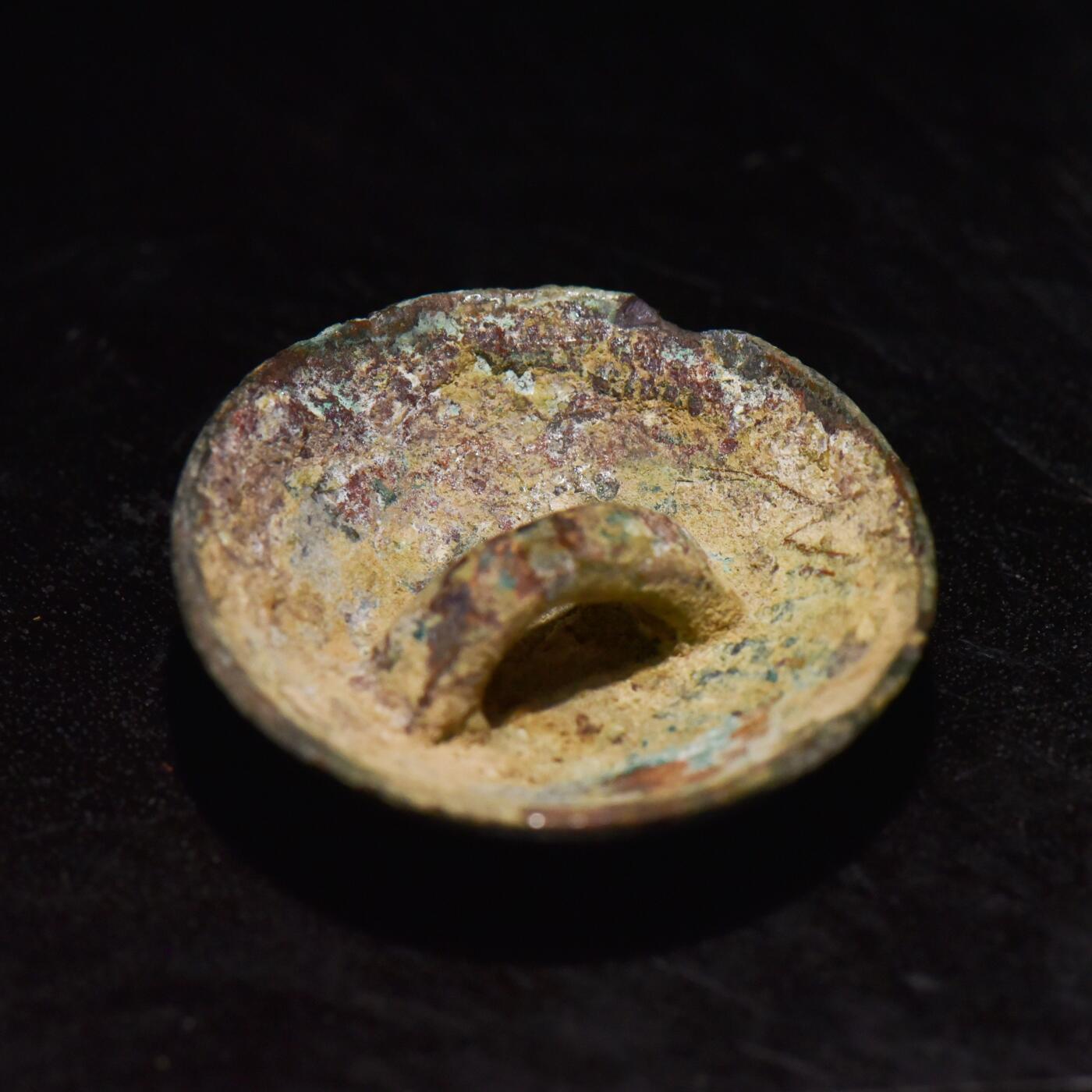 【良泉】【春节前最后一场】2月5日晚19.30点开拍！208组，本场结束后预存钱币的朋友请告知，将连同本场拍品一起邮寄，预祝诸位春节愉快！ 公元前后【西域】鎏银？铜扣