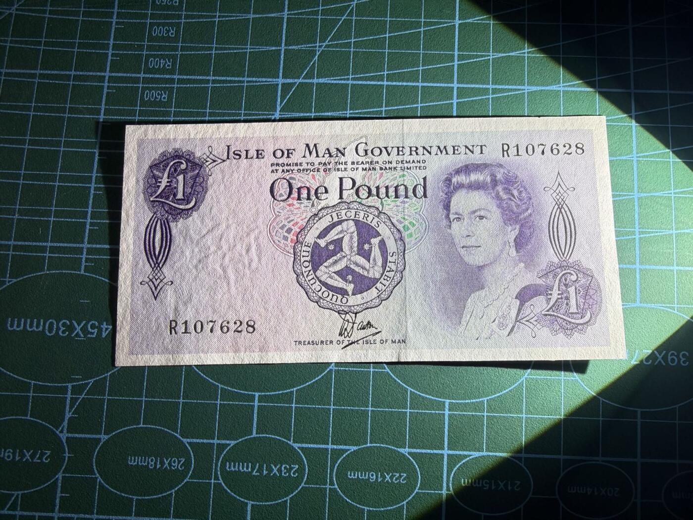 【炜奕收藏】，第五十七期，英联邦女王专场 1979年马恩岛1镑，UNC品相，号码无4尾8