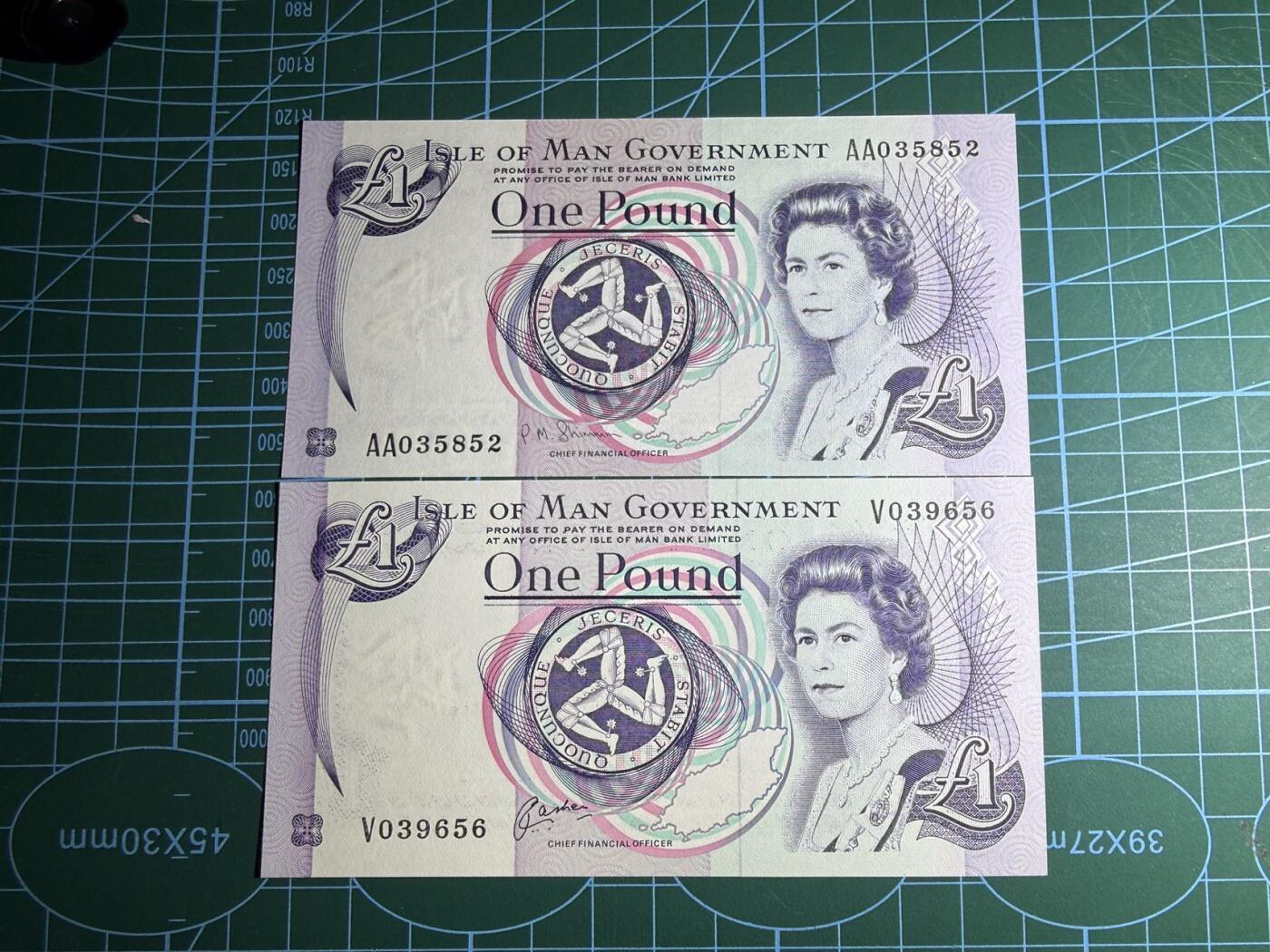 【炜奕收藏】，第五十七期，英联邦女王专场 1991&2009年马恩岛1镑，UNC品相，号码均无47，包含一张AA冠