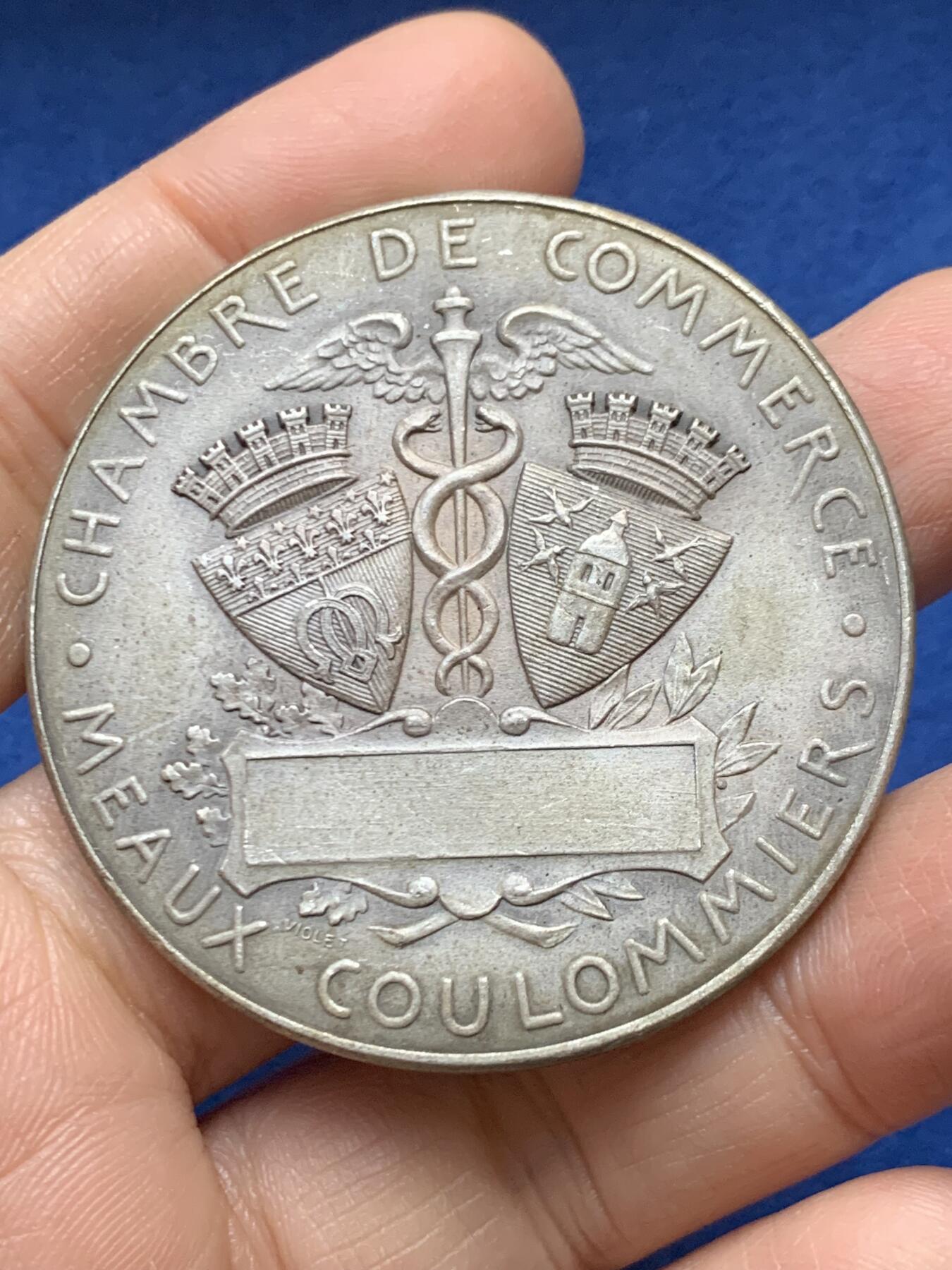 《竞宝斋》第458场 周日，周一，周二   3场连拍 （全场包邮）欢迎送拍 法国莫城-库洛米耶商会单面镀银铜章，38.39g，50.4mm，丰饶角边铭，不平