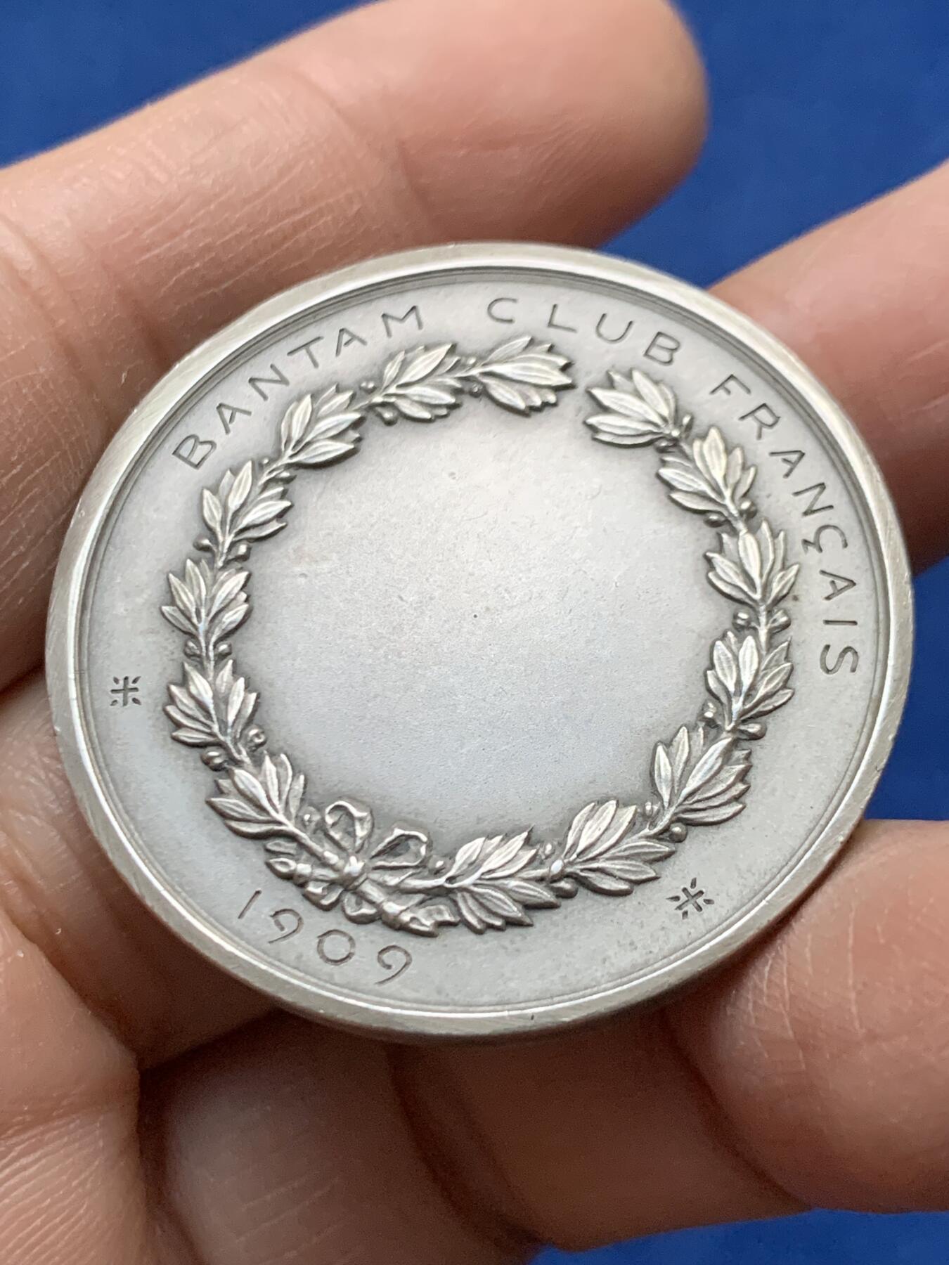 《竞宝斋》第458场 周日，周一，周二   3场连拍 （全场包邮）欢迎送拍 法国O.Roty “喂鸡”银质jeton，法国矮脚鸡俱乐部，27.73g，38.6mm，丰饶角1argent边铭