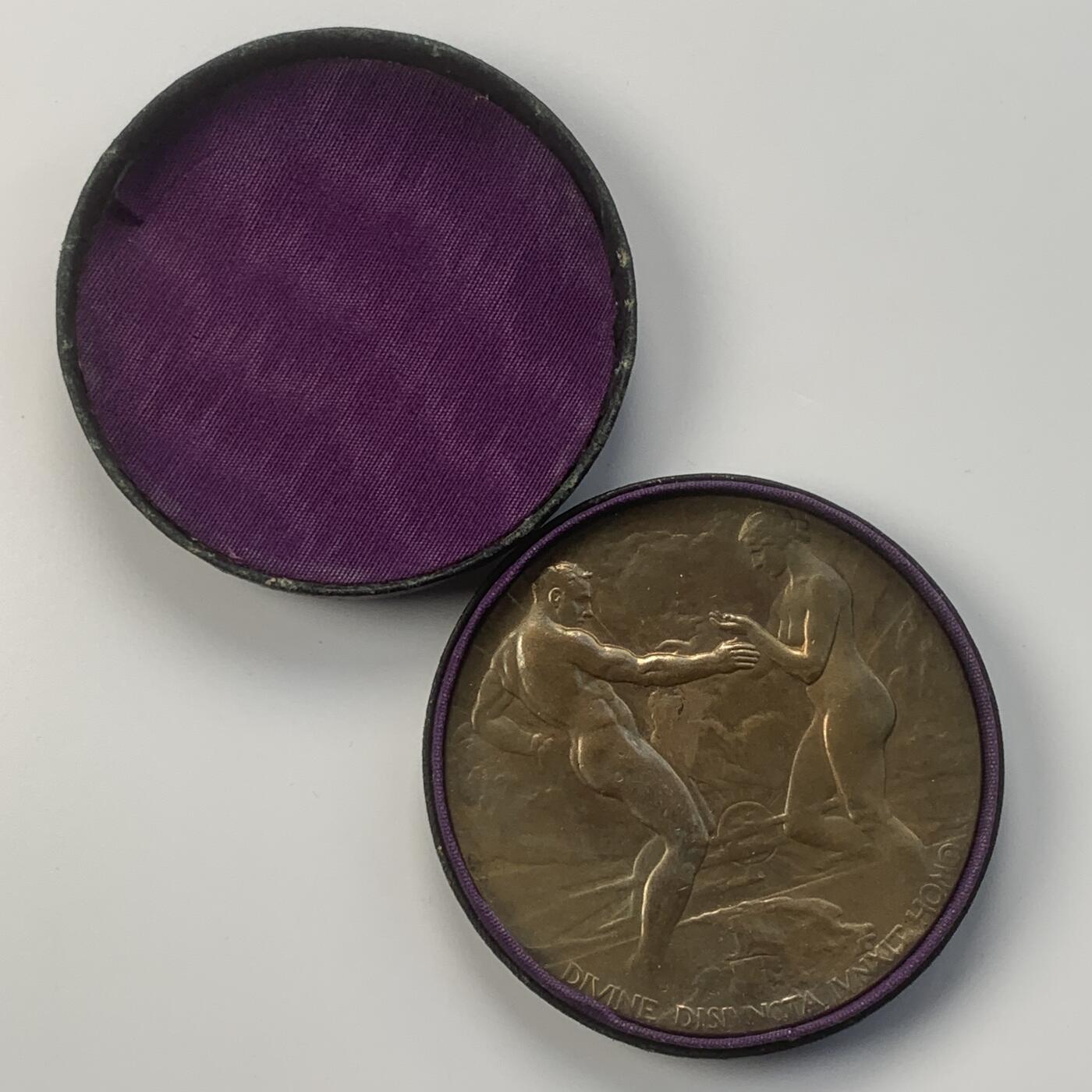 掌中浮雕-藏着的欧洲第049场 1915年美国巴拿马世博会纪念章，70mm，原盒！ 1915年中国张裕葡萄酒荣获巴拿马世博会金奖，末图摄于中国烟台张裕葡萄酒博物馆。