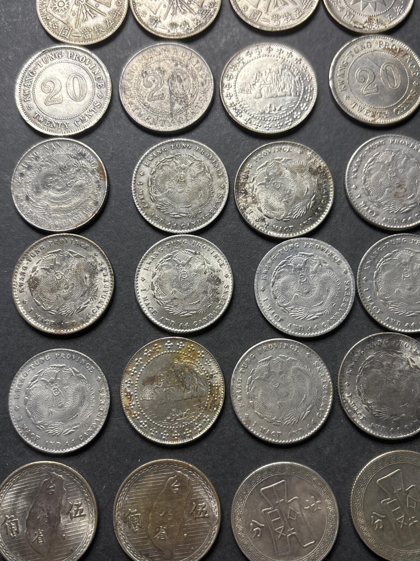 文馨钱币收藏 2026新年第三场（第 289 场）【长期接代拍品】 清朝，民国，各省各军阀币一组 35 枚，送拍人说有真有假，但是我没有看出哪个真假，不管全部真，还是全部假，全银还是不含银等问题自定义，已知最后三个不是银币，售出不退不换