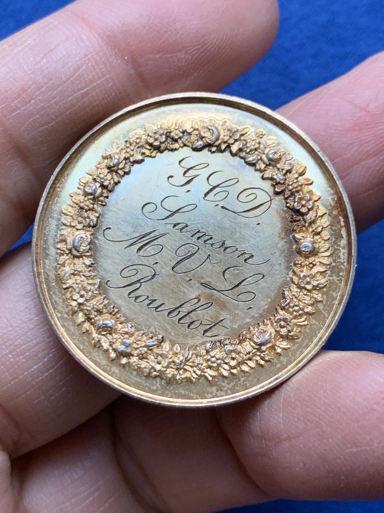 《竞宝斋》第458场 周日，周一，周二   3场连拍 （全场包邮）欢迎送拍 法国结婚纪念镀金银章，18.52g，34.6mm，手指边铭