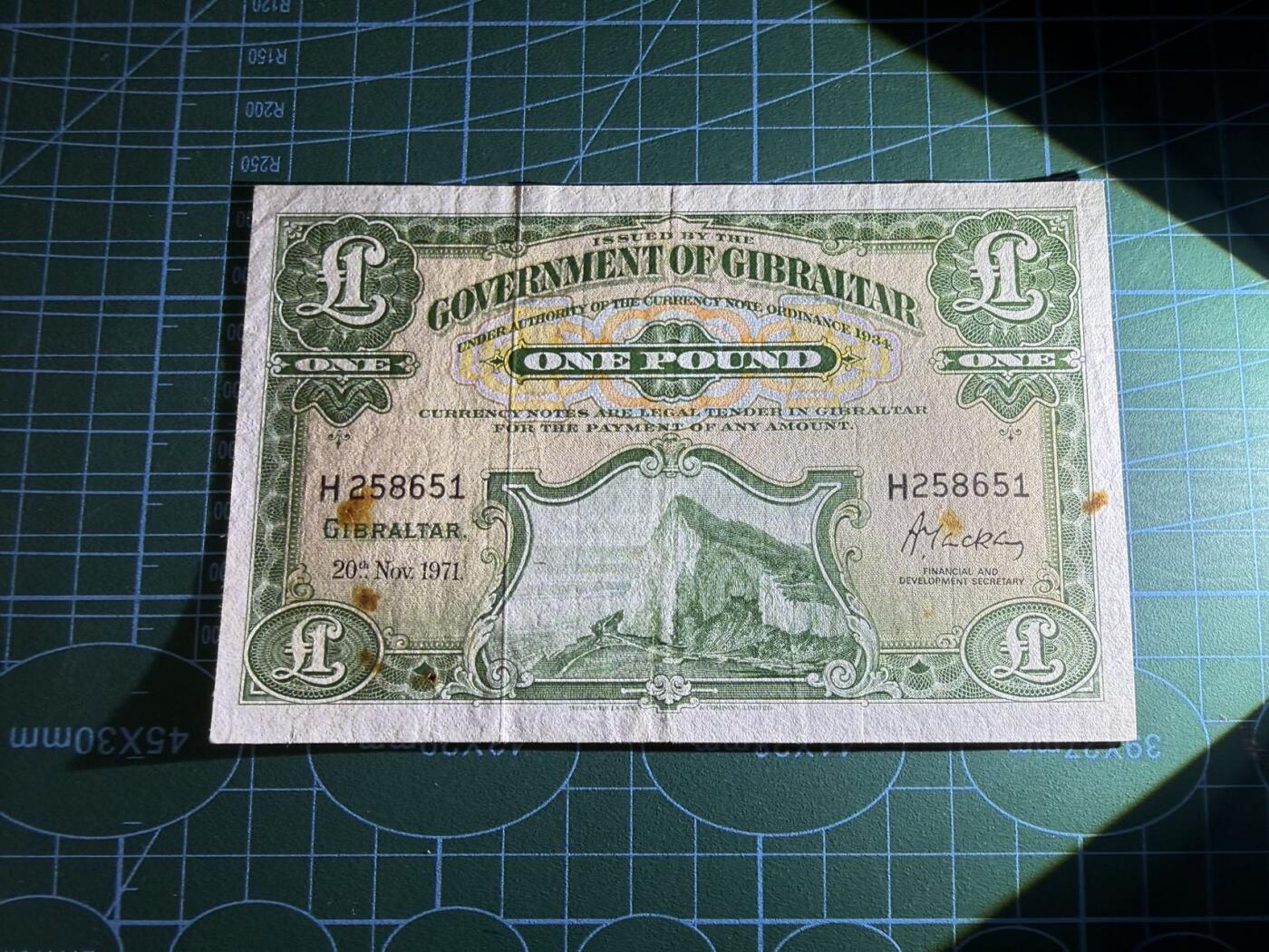 【炜奕收藏】，第五十七期，英联邦女王专场 1971年直布罗陀1镑，品相如图，号码无347