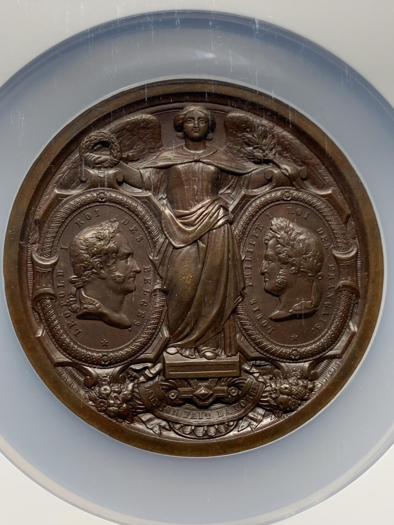 《竞宝斋》第458场 周日，周一，周二   3场连拍 （全场包邮）欢迎送拍 NGC-MS63 比利时布鲁塞尔-法国巴黎铁路通车纪念大铜章，直径73毫米，正面是两个国家的国王利奥波德一世与路易·菲利普一世，背面的两个女神手持代表两个地区的徽章盾牌，超高浮雕，盒子加厚加大