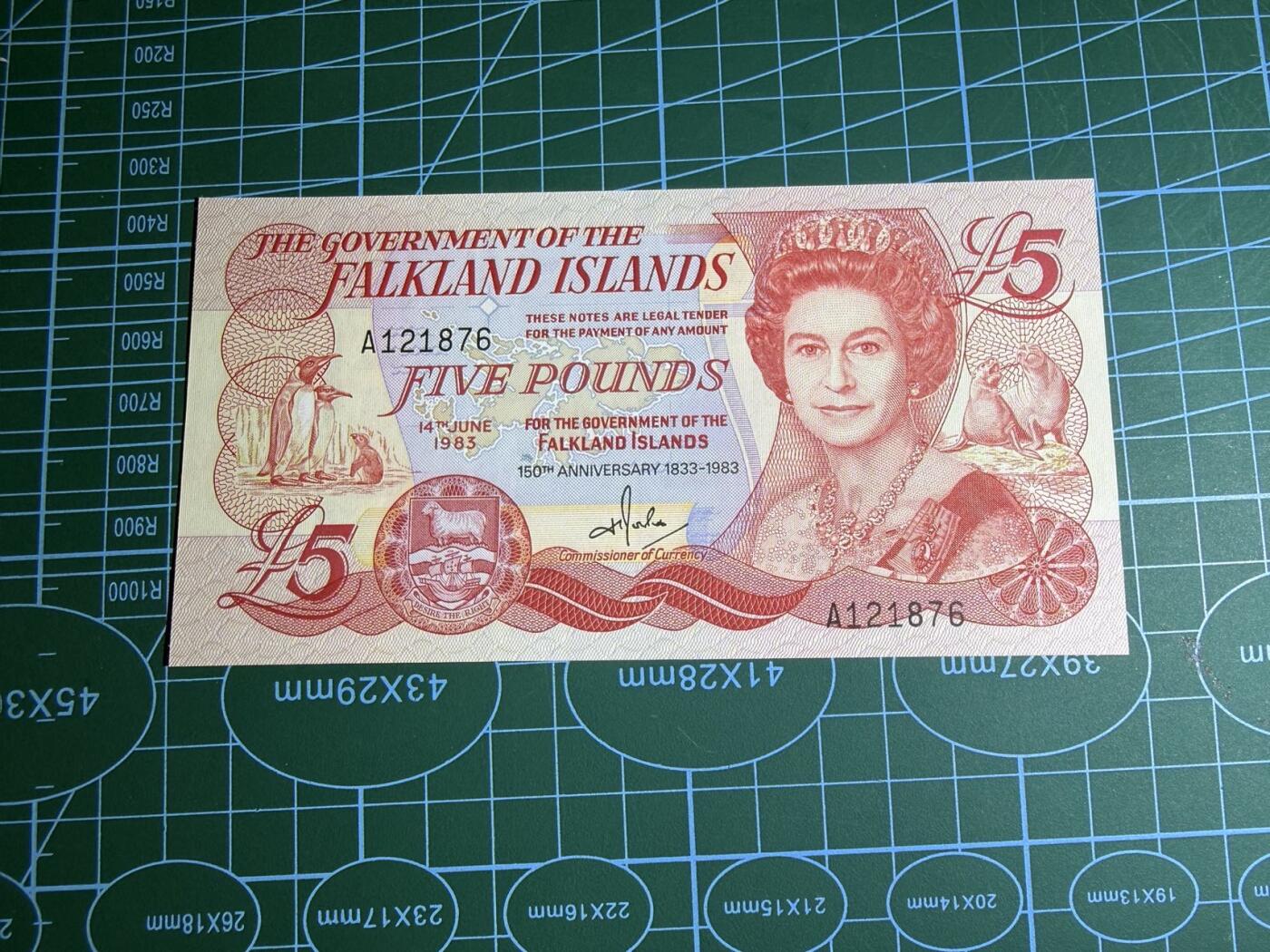 【炜奕收藏】，第五十七期，英联邦女王专场 1983年福克兰群岛5镑纪念钞，UNC品相，A冠号码无4