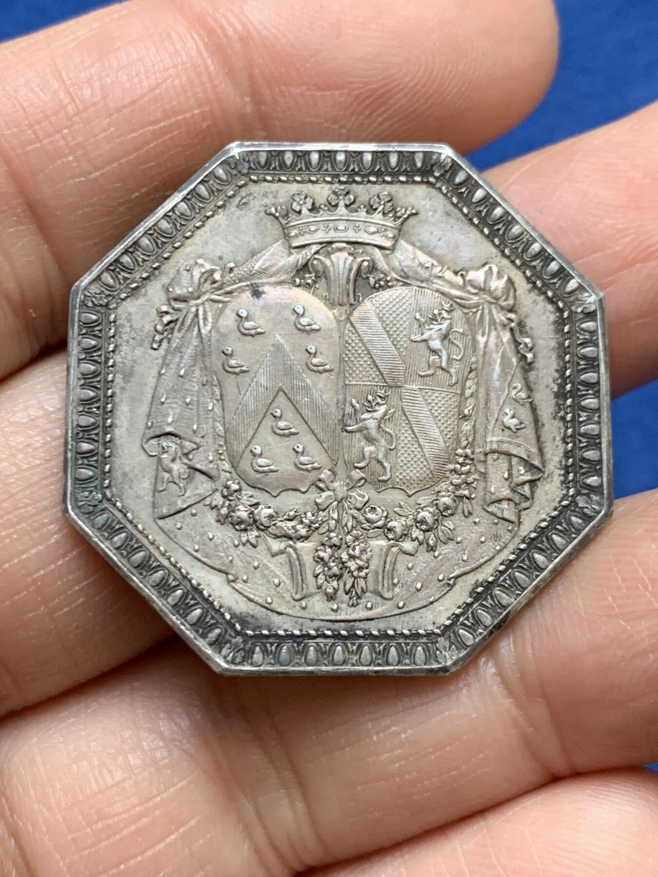 《竞宝斋》第458场 周日，周一，周二   3场连拍 （全场包邮）欢迎送拍 法国“三个小天使”皇家婚姻八角银质代币，16.35g，33.5mm，丰饶角边铭，边有轻磕