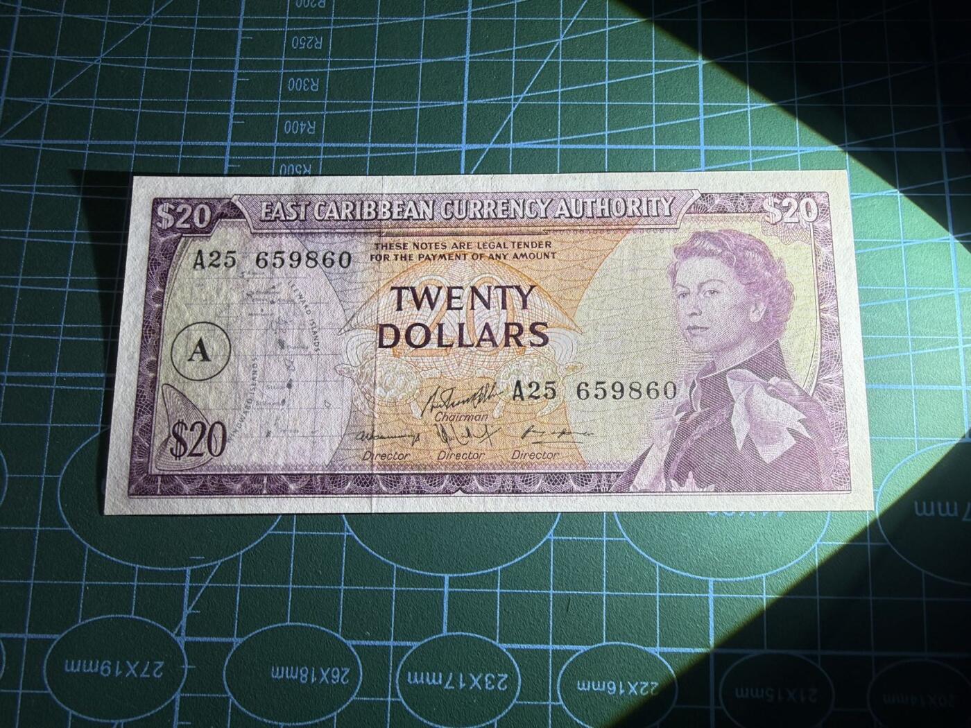 【炜奕收藏】，第五十七期，英联邦女王专场 1965年东加勒比地区20元，品相如图，号码无347，戎装女王像