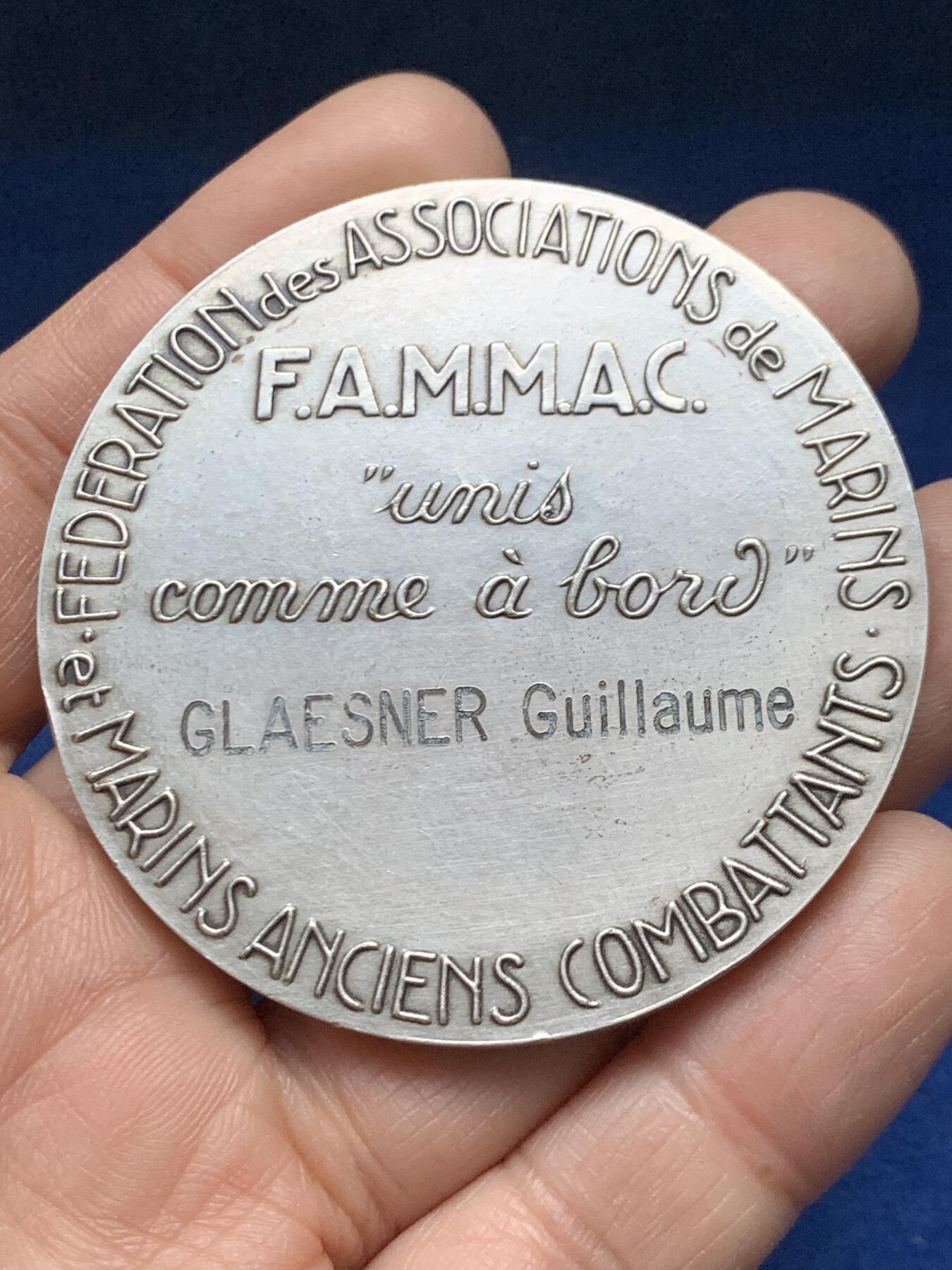 《竞宝斋》第458场 周日，周一，周二   3场连拍 （全场包邮）欢迎送拍 法国海员和退伍海员协会联合会银章，112.95g，58.2mm，边铭：1977丰饶角1⭐argent边铭，带⭐含银92.5%