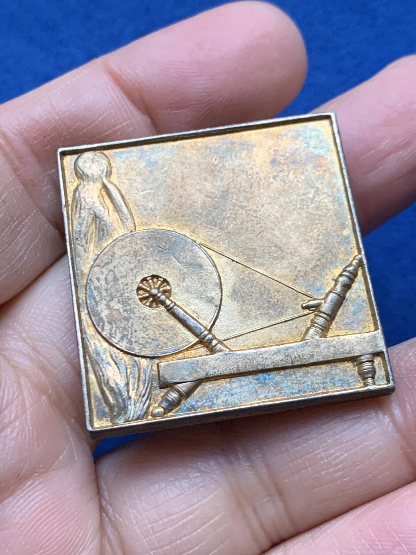 《竞宝斋》第458场 周日，周一，周二   3场连拍 （全场包邮）欢迎送拍 法国鲁贝商会正方形镀金银章，41.4g，34.7mm，丰饶角2argent边铭