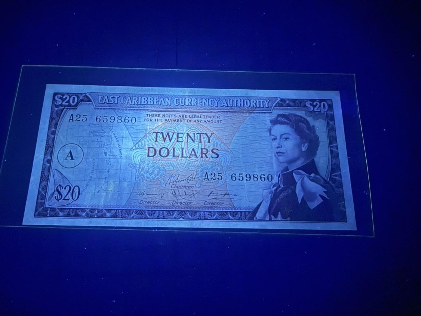 【炜奕收藏】，第五十七期，英联邦女王专场 1965年东加勒比地区20元，品相如图，号码无347，戎装女王像
