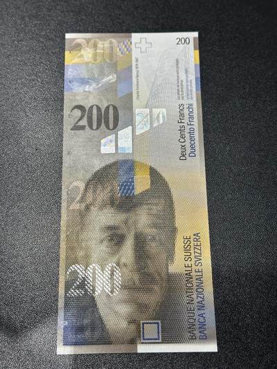 《外钞收藏家》第六百零二期（精品场）（本平台长期征集拍品、欢迎藏友们联系合作） - 2013年瑞士人像竖版200法郎 全新UNC 品相很不错 居中也好 适合评级