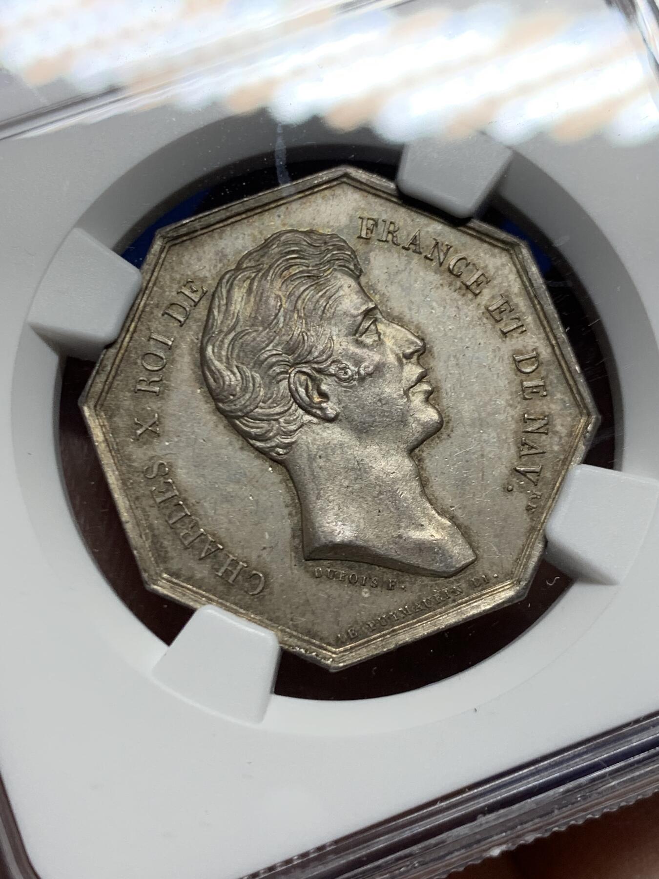 《竞宝斋》第458场 周日，周一，周二   3场连拍 （全场包邮）欢迎送拍 NGC-MS63 法国Dubois 查理十世头像“她教导我们”八角银质代币