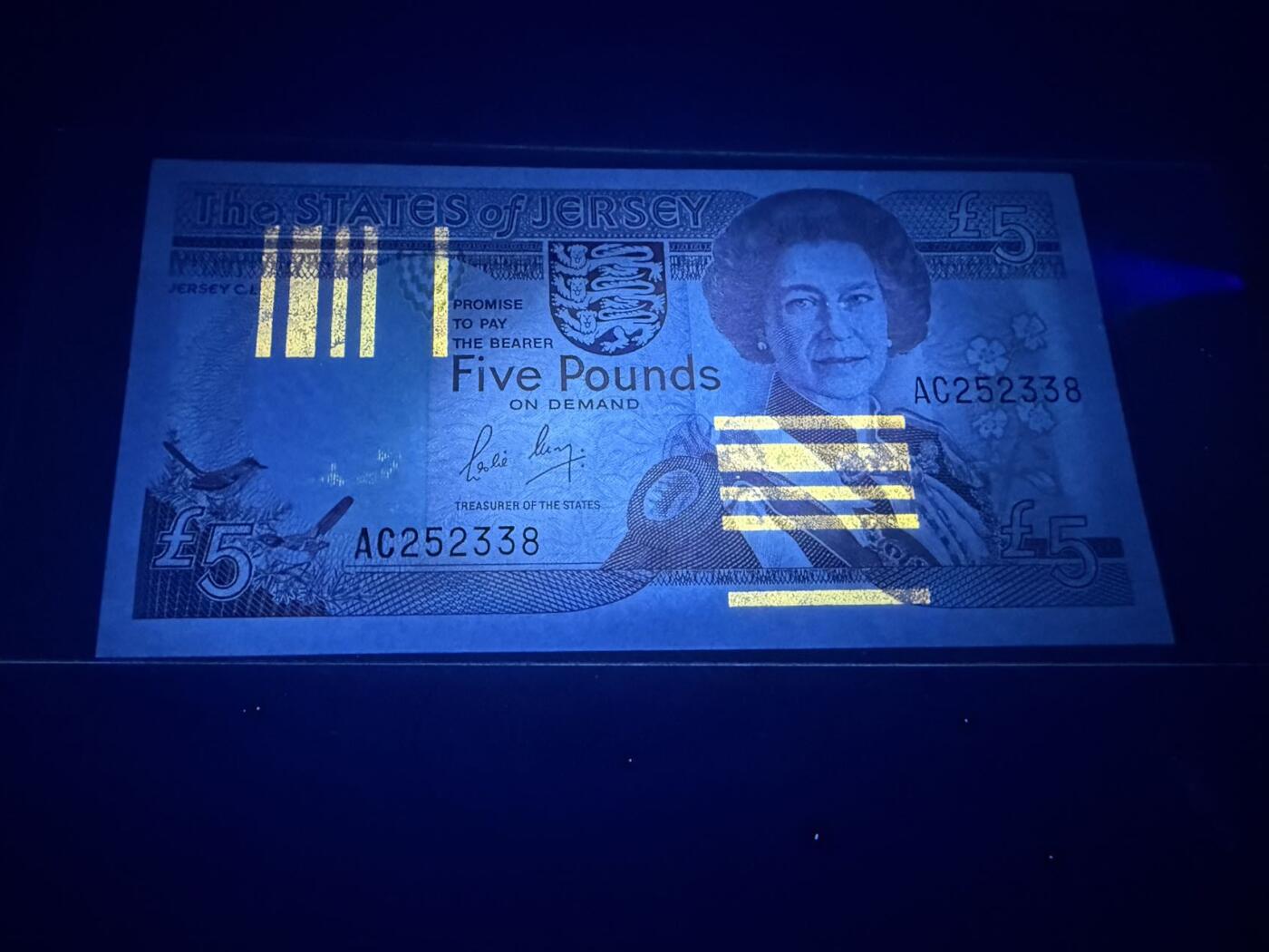 【炜奕收藏】，第五十七期，英联邦女王专场 1989年泽西岛5镑，UNC-品相，轻微压痕，号码无47尾8