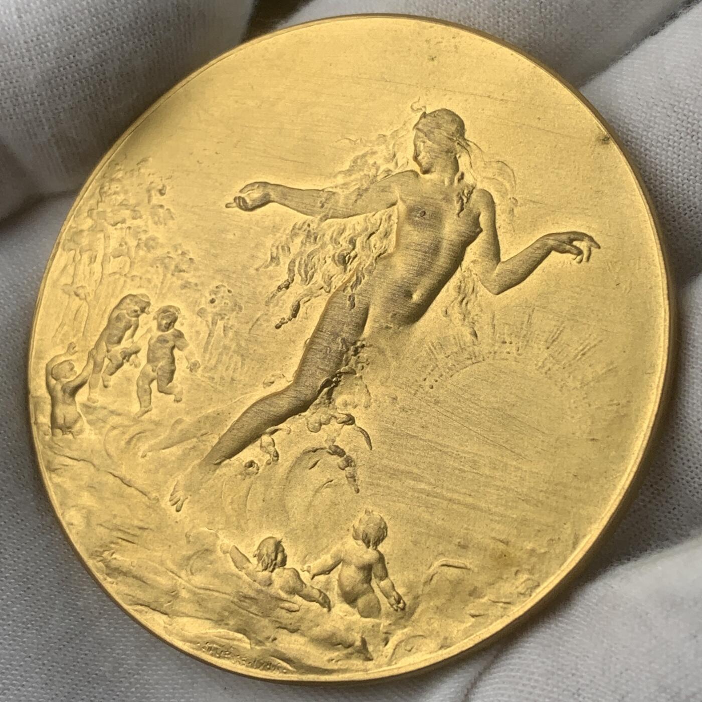 掌中浮雕-藏着的欧洲第049场 英国“1910年伦敦国际（艺术与工业）博览会”镀金铜章 ，60mm，送合适的亚克力盒子