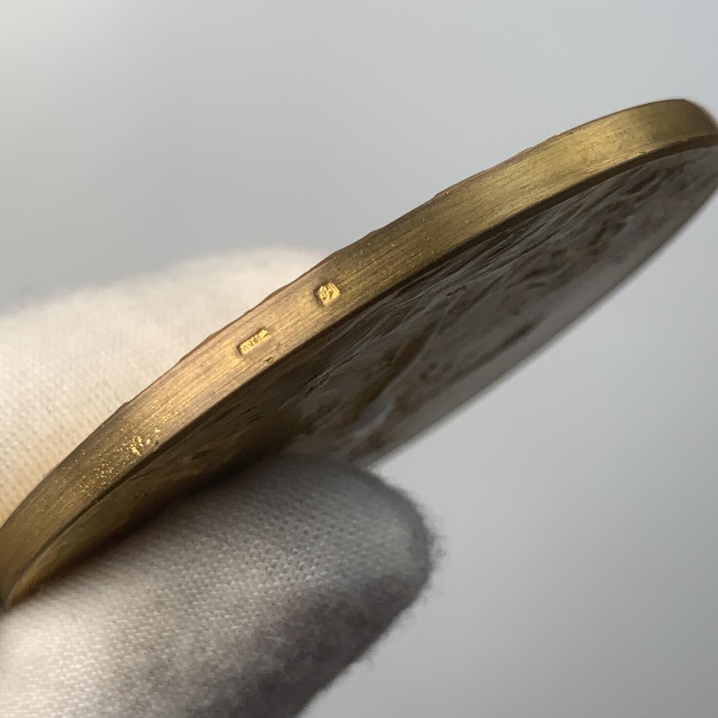 掌中浮雕-藏着的欧洲第049场 英国“1910年伦敦国际（艺术与工业）博览会”镀金铜章 ，60mm，送合适的亚克力盒子