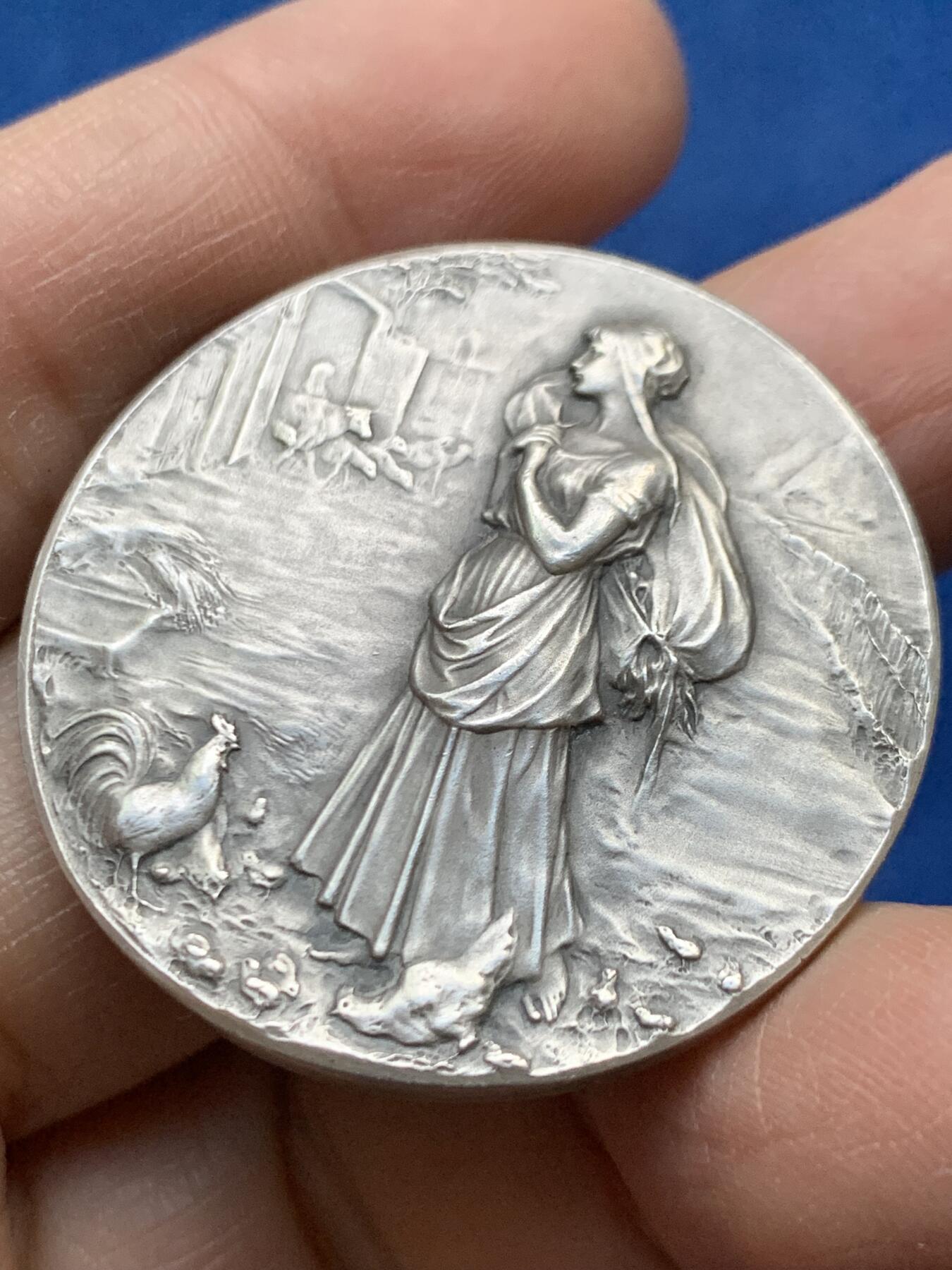 《竞宝斋》第458场 周日，周一，周二   3场连拍 （全场包邮）欢迎送拍 法国O.Roty “喂鸡”银质jeton，法国矮脚鸡俱乐部，27.73g，38.6mm，丰饶角1argent边铭