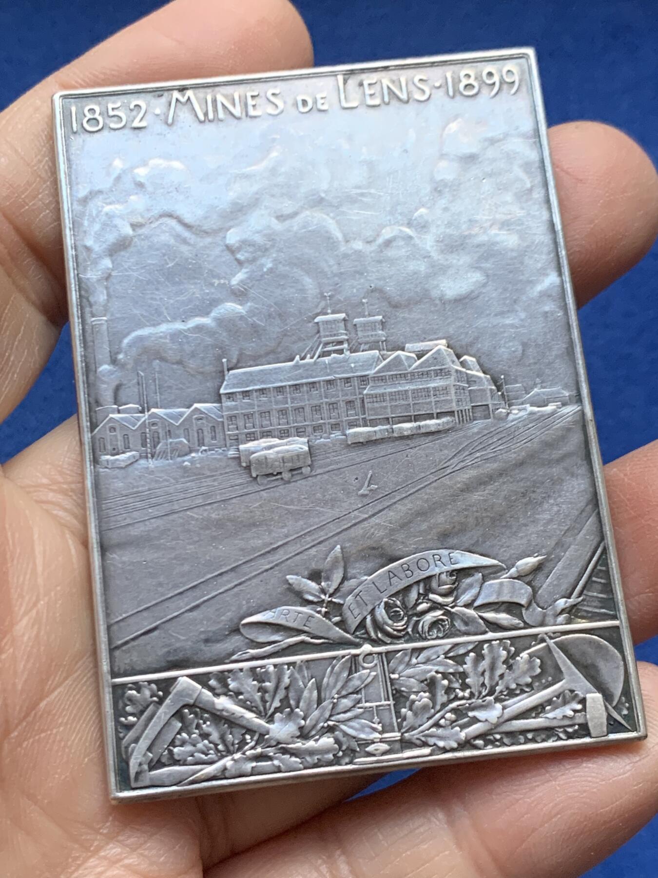 《竞宝斋》第458场 周日，周一，周二   3场连拍 （全场包邮）欢迎送拍 法国纪念章 1899年法国新艺术纪念章 法国朗斯矿业公司定制纪念章 镀银铜章 雕刻大师：O.Roty 直径：48.3*68mm，重量：75.2g，