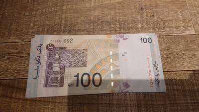 【新年七拍】世界钱币～微拍第228期暨2026年第7期  中小单价原刀卖剩号码精选部分 - 2001年马来西亚100林吉特 全新绝品无47尾号592