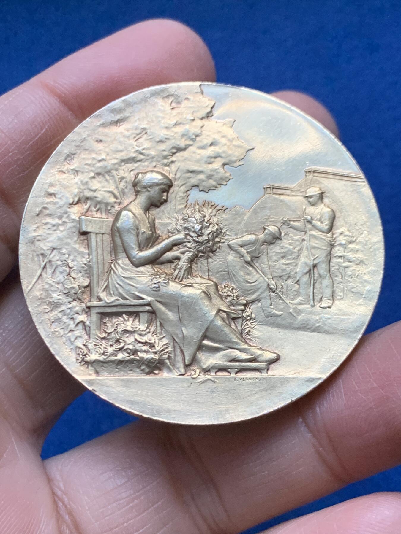 《竞宝斋》第458场 周日，周一，周二   3场连拍 （全场包邮）欢迎送拍 法国文森园艺协会镀金银章，50.5g，46.3mm，边铭：密涅瓦+菱形argent 950/1000边铭