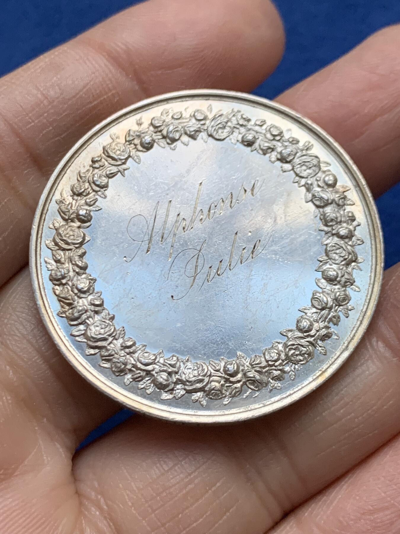 《竞宝斋》第458场 周日，周一，周二   3场连拍 （全场包邮）欢迎送拍 法国结婚纪念银章，23.76g，39mm，手指边铭