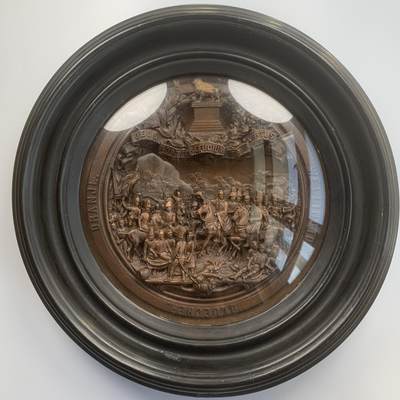 掌中浮雕-藏着的欧洲第049场 - 1865年尼德兰纪念滑铁卢战役胜利五十周年浮雕铜板挂件，外框约26.5厘米，铜板约18厘米（因镶嵌在木框内，铜板尺寸不能精确）