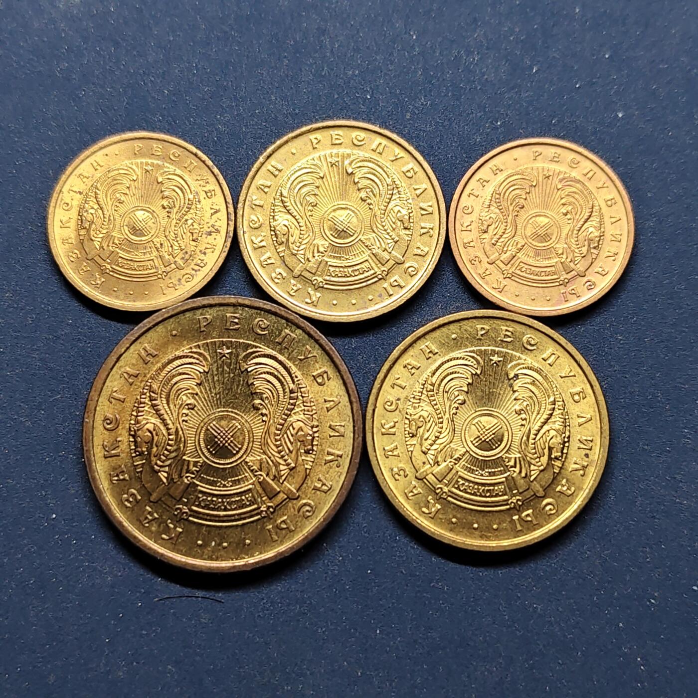 【全场包邮】纯粹捡漏拍494场 哈萨克斯坦1993年独立首版5枚套币-含2/5/50腾格稀少红版+10/20腾格黄版