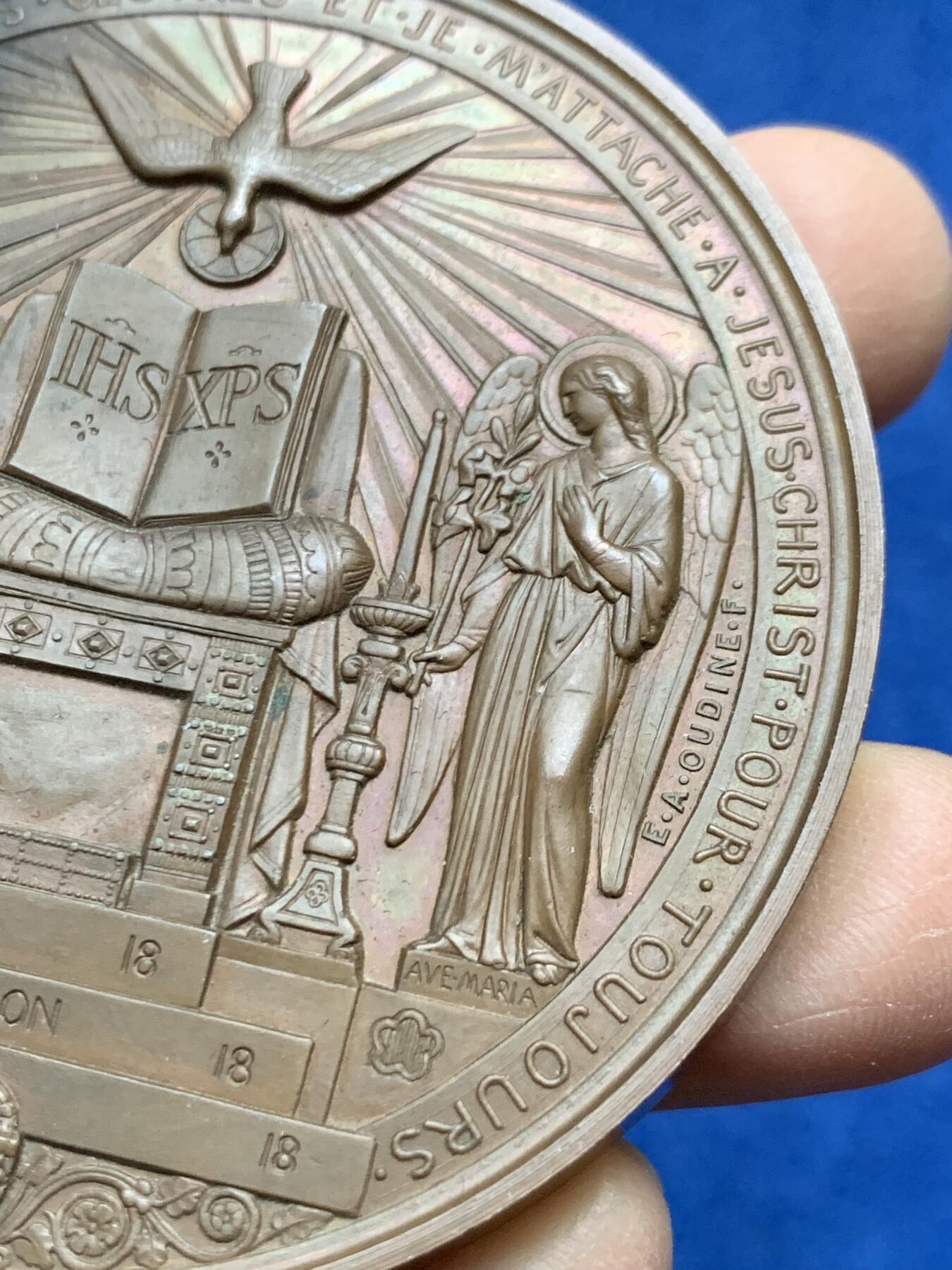 《竞宝斋》第458场 周日，周一，周二   3场连拍 （全场包邮）欢迎送拍 法国洗礼铜章，状态犀利，未颁发刻字，143.85g，68.6mm，蜜蜂边铭