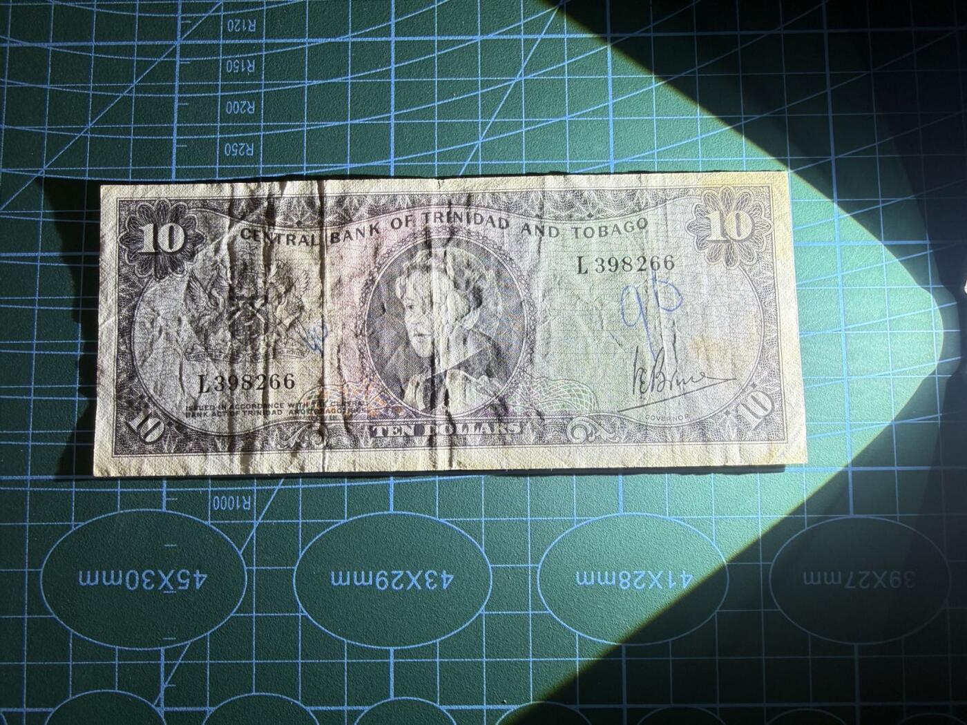 【炜奕收藏】，第五十七期，英联邦女王专场 1964年特立尼达和多巴哥10元，品相如图，号码无47，戎装女王像，非常稀少