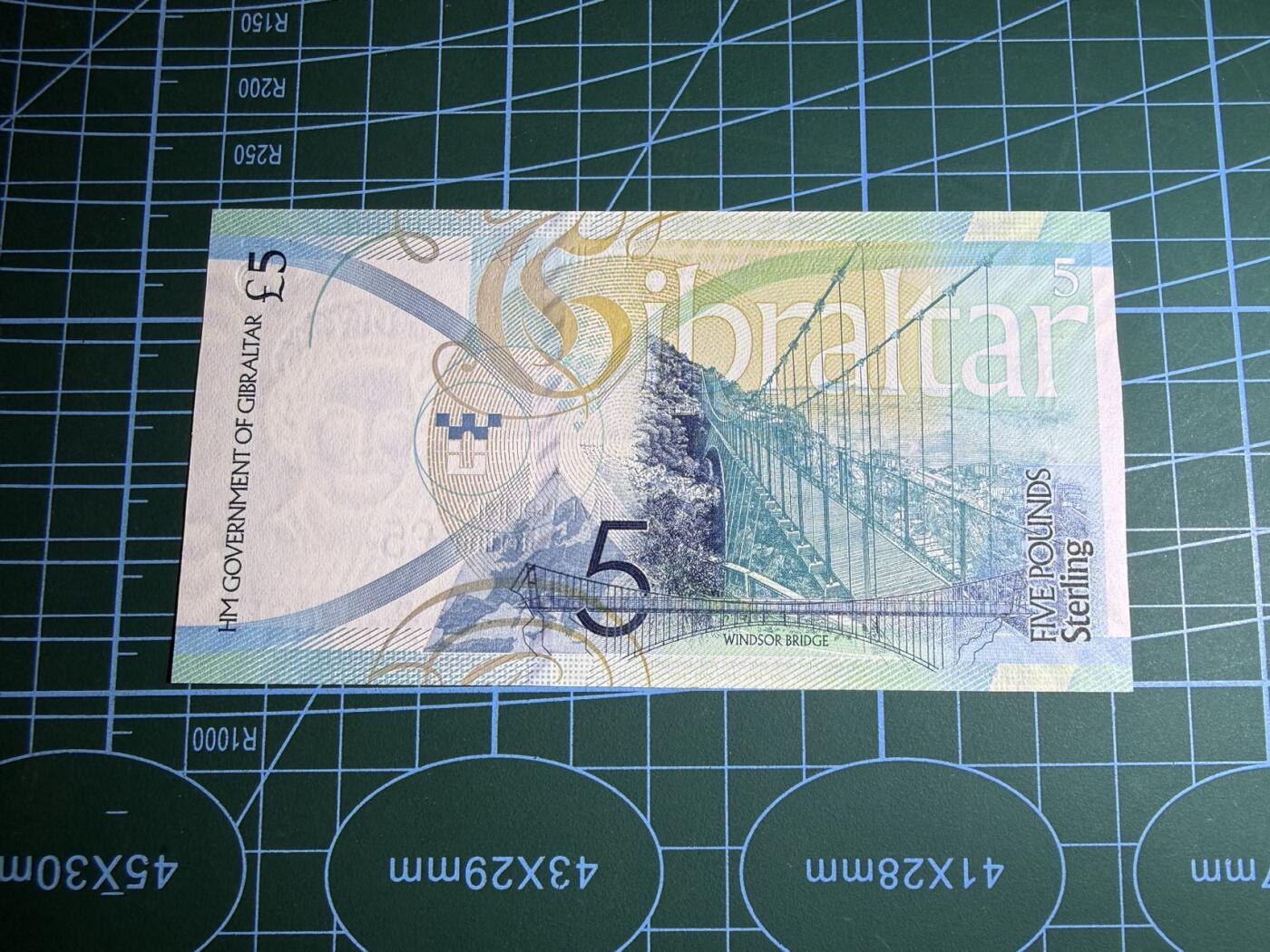 【炜奕收藏】，第五十七期，英联邦女王专场 2020年直布罗陀5镑，UNC品相，首发冠千位号无4