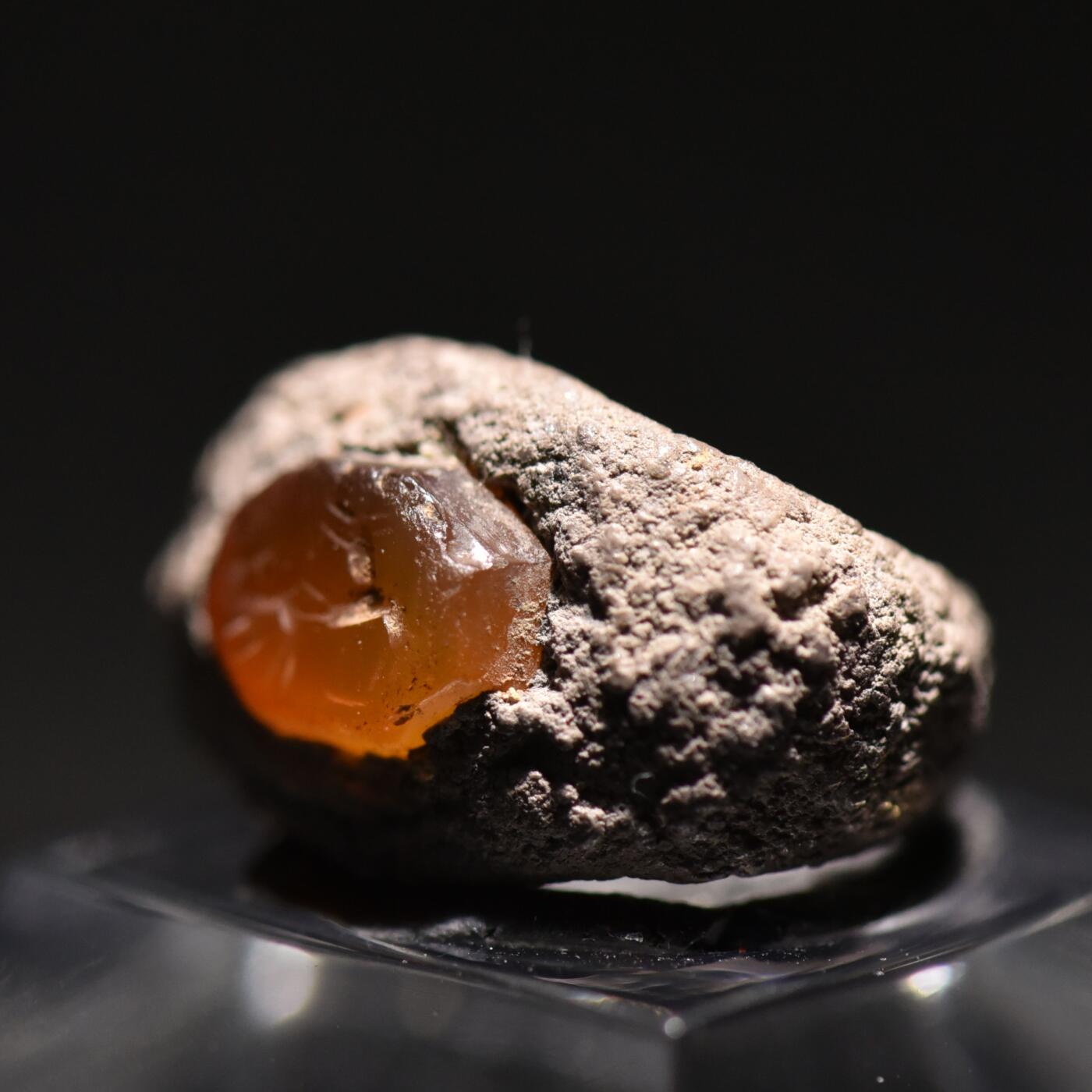 【良泉】【春节前最后一场】2月5日晚19.30点开拍！208组，本场结束后预存钱币的朋友请告知，将连同本场拍品一起邮寄，预祝诸位春节愉快！  公元1–3世纪【古罗马】橙色玛瑙材质“狼捕食兔子”宝石微雕戒面，古罗马时代的银质原镶戒托完好