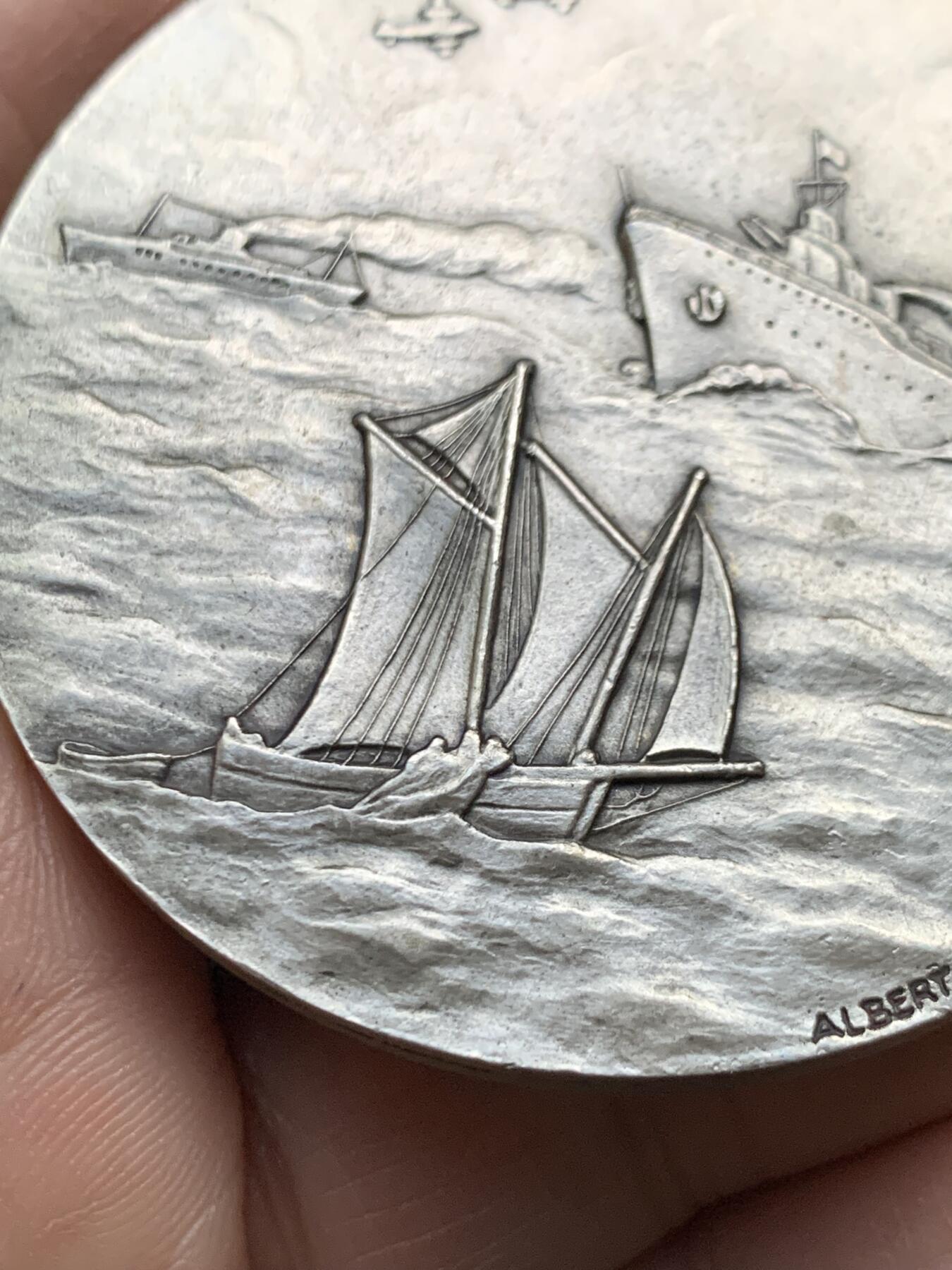 《竞宝斋》第458场 周日，周一，周二   3场连拍 （全场包邮）欢迎送拍 法国海员和退伍海员协会联合会银章，112.95g，58.2mm，边铭：1977丰饶角1⭐argent边铭，带⭐含银92.5%