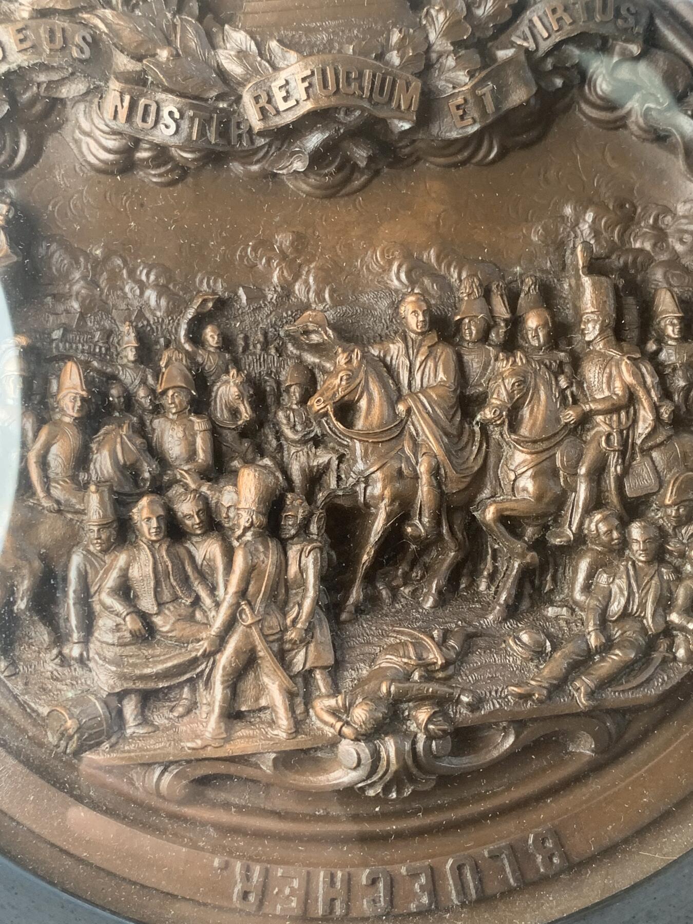 掌中浮雕-藏着的欧洲第049场 1865年尼德兰纪念滑铁卢战役胜利五十周年浮雕铜板挂件，外框约26.5厘米，铜板约18厘米（因镶嵌在木框内，铜板尺寸不能精确）