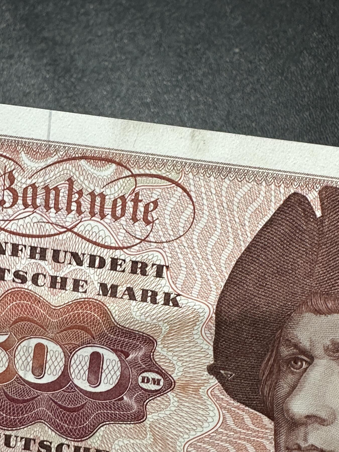 《外钞收藏家》第六百零二期（精品场）（本平台长期征集拍品、欢迎藏友们联系合作） 1977年德国500马克 大副 接近全新 角和边上有瑕疵 2个荧光点