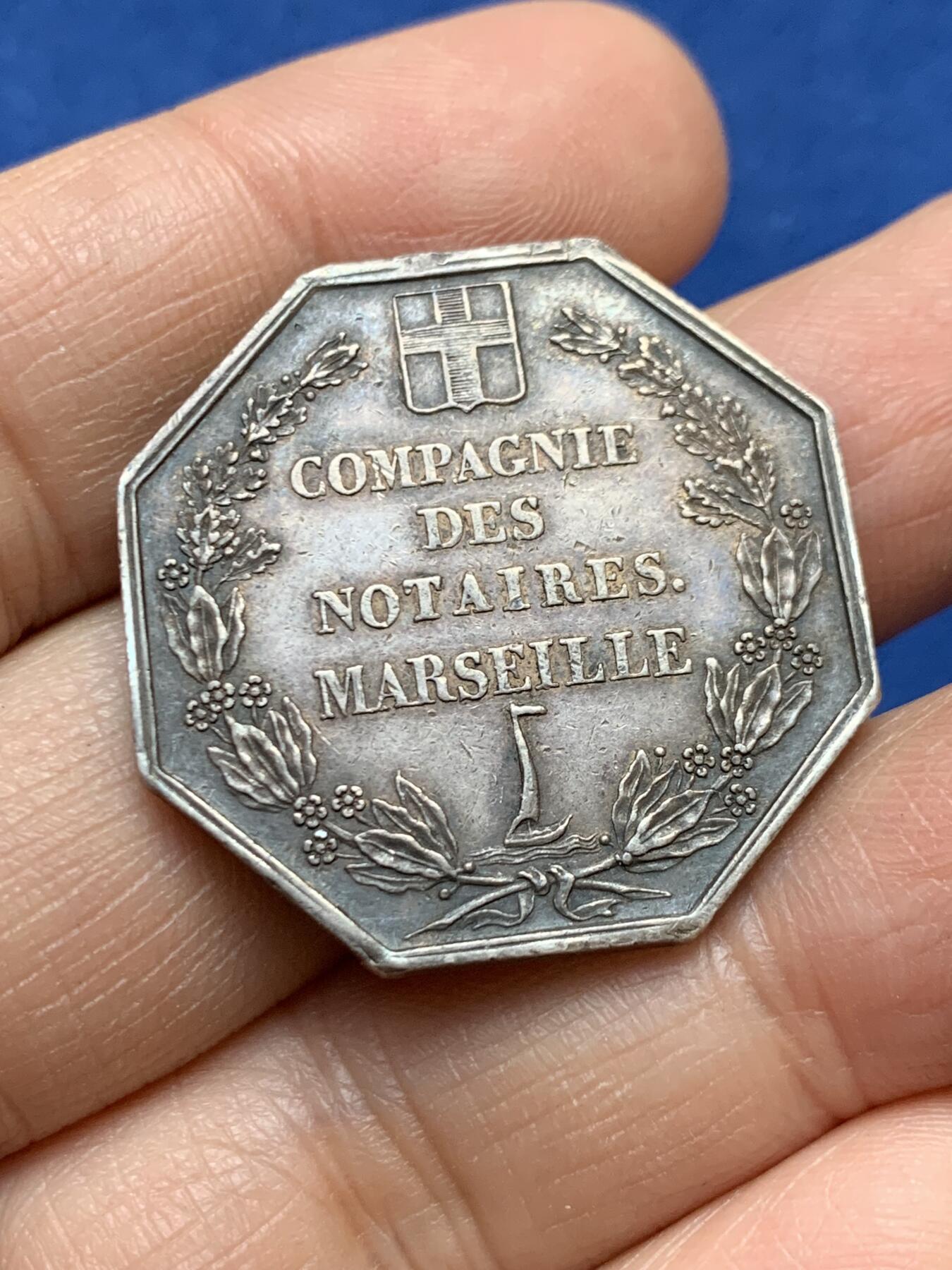 《竞宝斋》第458场 周日，周一，周二   3场连拍 （全场包邮）欢迎送拍 法国马赛名人协会八角银质代币 1890 神灯边铭 13.96克 30.8mm