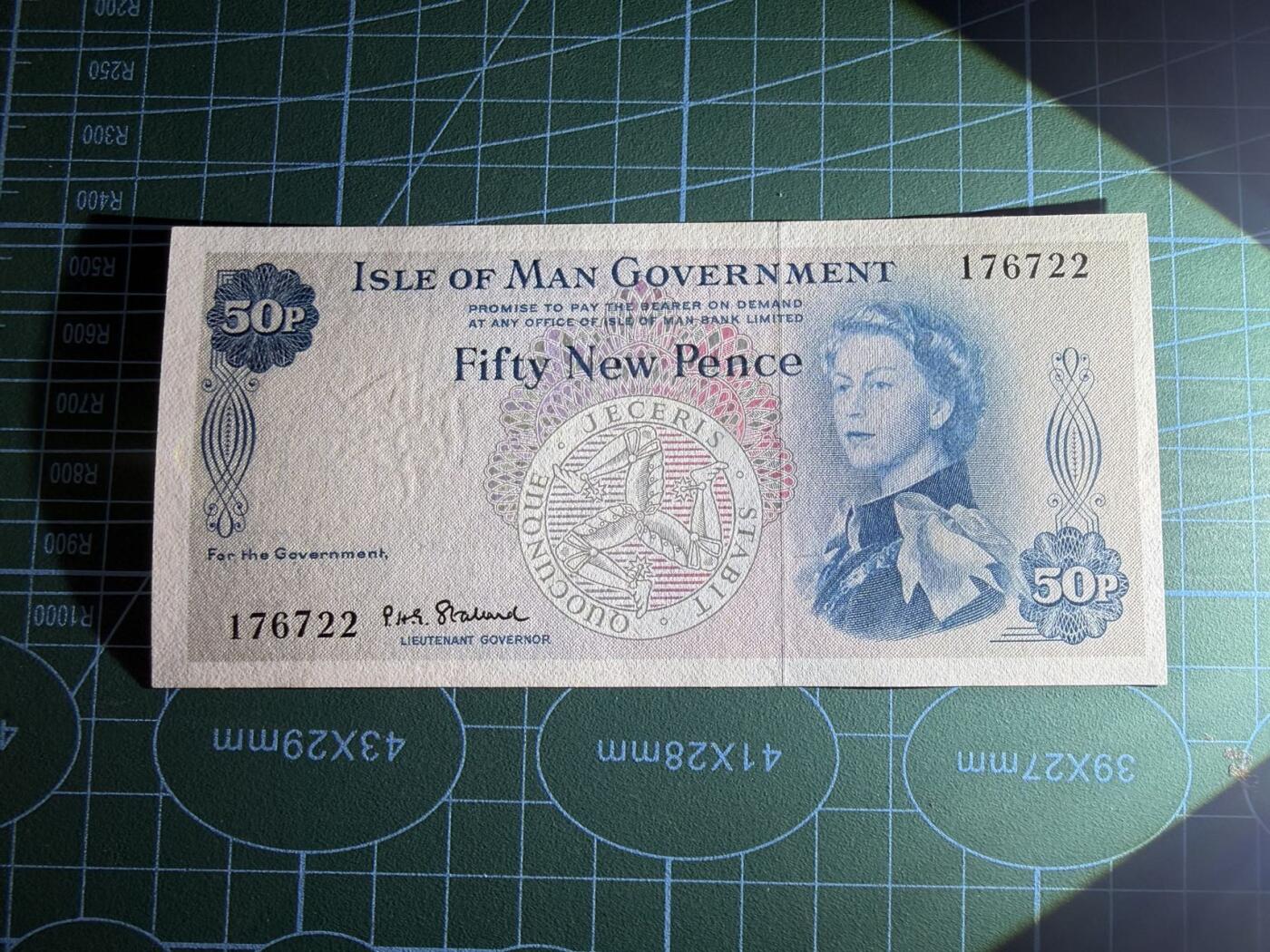 【炜奕收藏】，第五十七期，英联邦女王专场 1969年马恩岛50便士，UNC品相，号码无4，戎装女王像