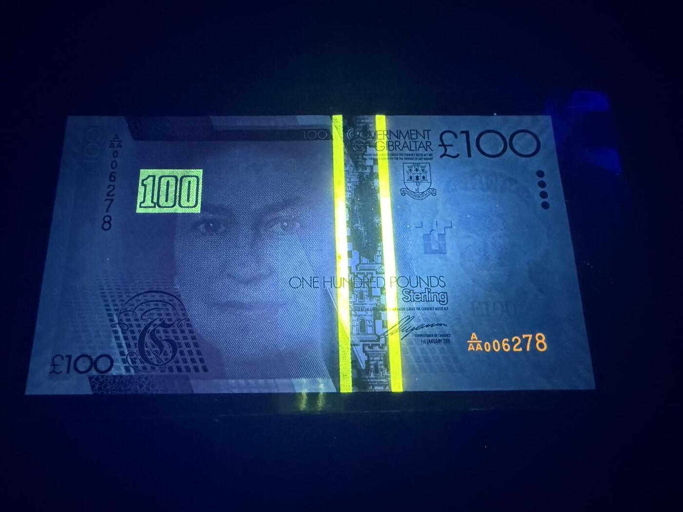 【炜奕收藏】，第五十七期，英联邦女王专场 2011年直布罗陀100镑，UNC品相，AAA首发冠千位号无4