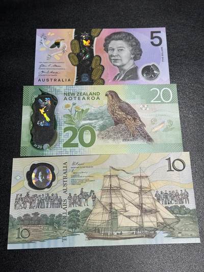 《外钞收藏家》第六百零二期（精品场）（本平台长期征集拍品、欢迎藏友们联系合作） - AA冠澳大利亚5元+新西兰20元（轻微压印）+澳大利纪念钞10元 三张一起 全新UNC